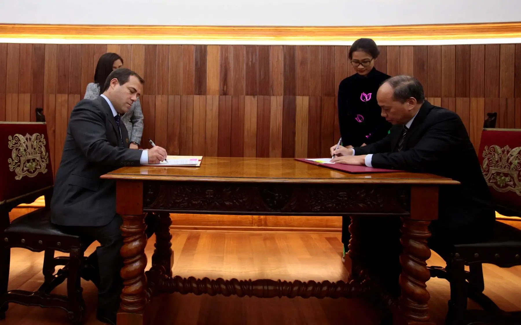 LIMA, PERÚ, 18 NOV.- El ministro peruano de la Producción, Bruno Giuffra, suscribe convenio pesquero con su colega de Vietnam, en Palacio de Gobierno. Foto: ANDINA/Prensa Presidencia