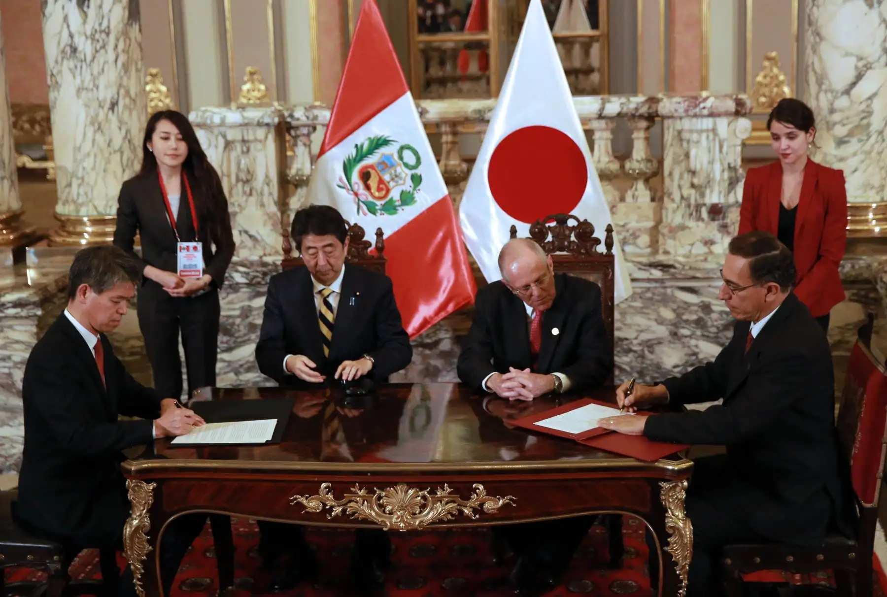 LIMA PERÚ, NOVIEMBRE 18. El presidente de la República, Pedro Pablo Kuczynski, y el Primer ministro de Japón, Shinzo Abe, participanr en la firma de acuerdos bilaterales en  el Salón Dorado de Palacio de Gobierno. Foto: ANDINA/Jhony Laurente