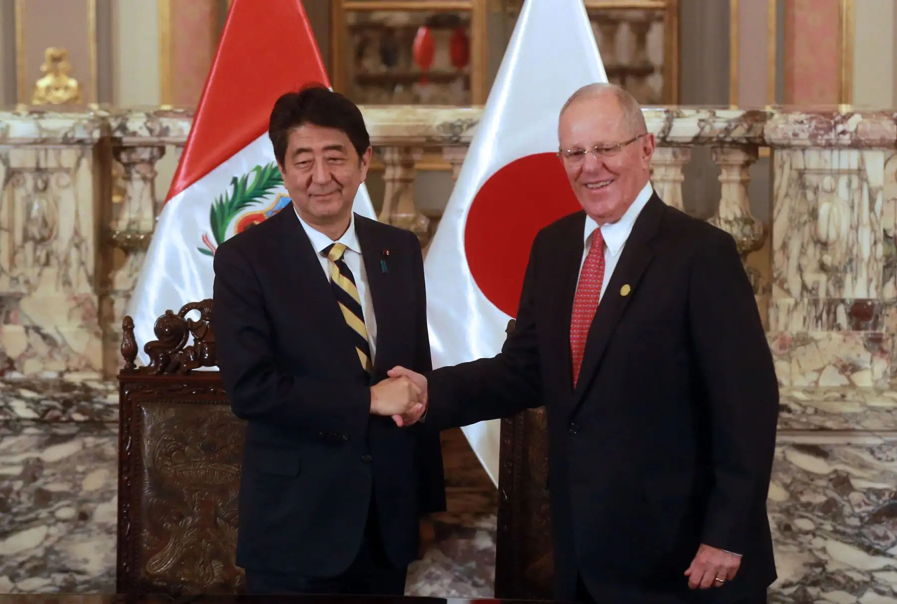 LIMA PERÚ, NOVIEMBRE 18. El presidente de la República, Pedro Pablo Kuczynski, y el Primer ministro de Japón, Shinzo Abe, participanr en la firma de acuerdos bilaterales en  el Salón Dorado de Palacio de Gobierno. Foto: ANDINA/Jhony Laurente