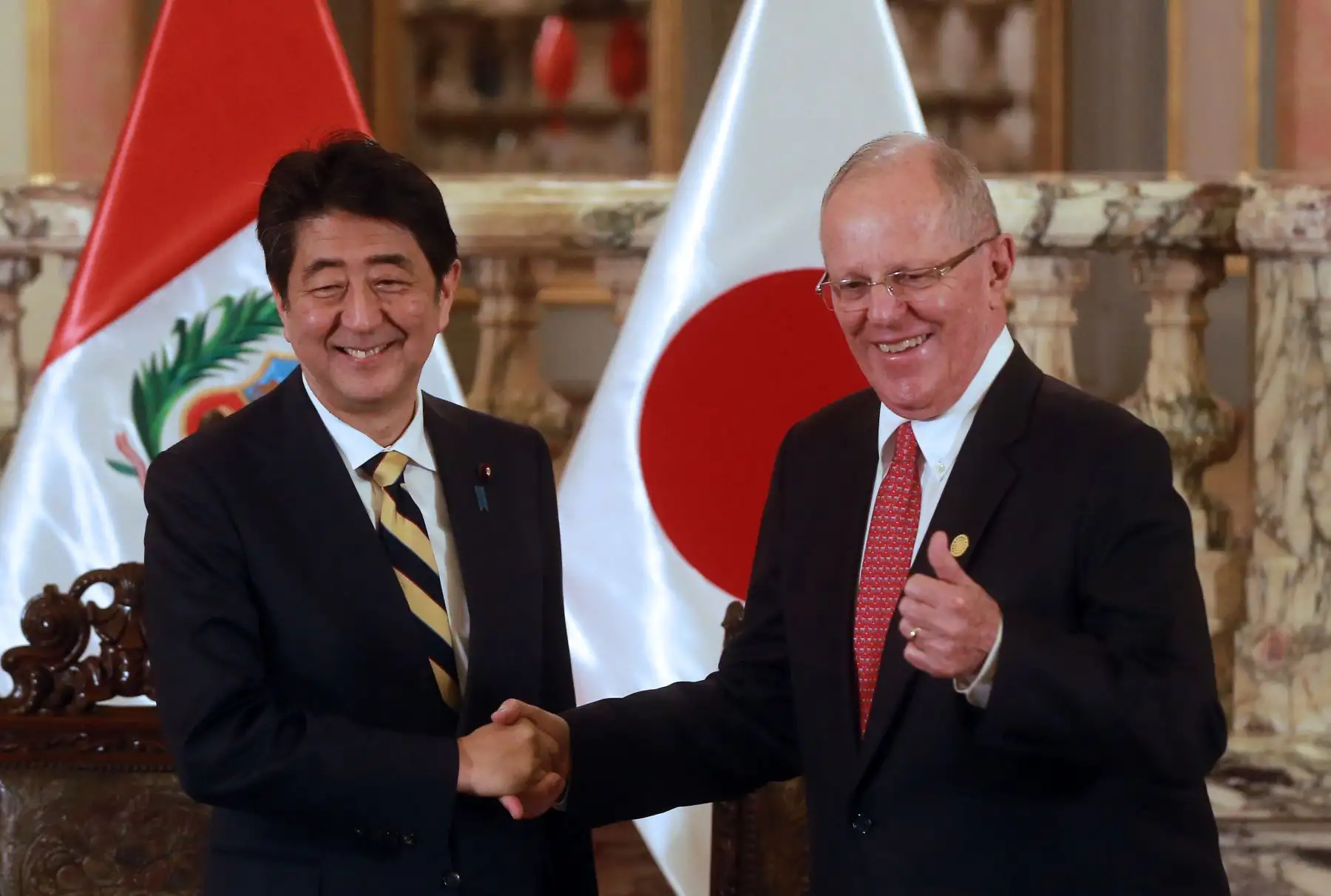 LIMA PERÚ, NOVIEMBRE 18. El presidente de la República, Pedro Pablo Kuczynski, y el Primer ministro de Japón, Shinzo Abe, participanr en la firma de acuerdos bilaterales en  el Salón Dorado de Palacio de Gobierno. Foto: ANDINA/Jhony Laurente