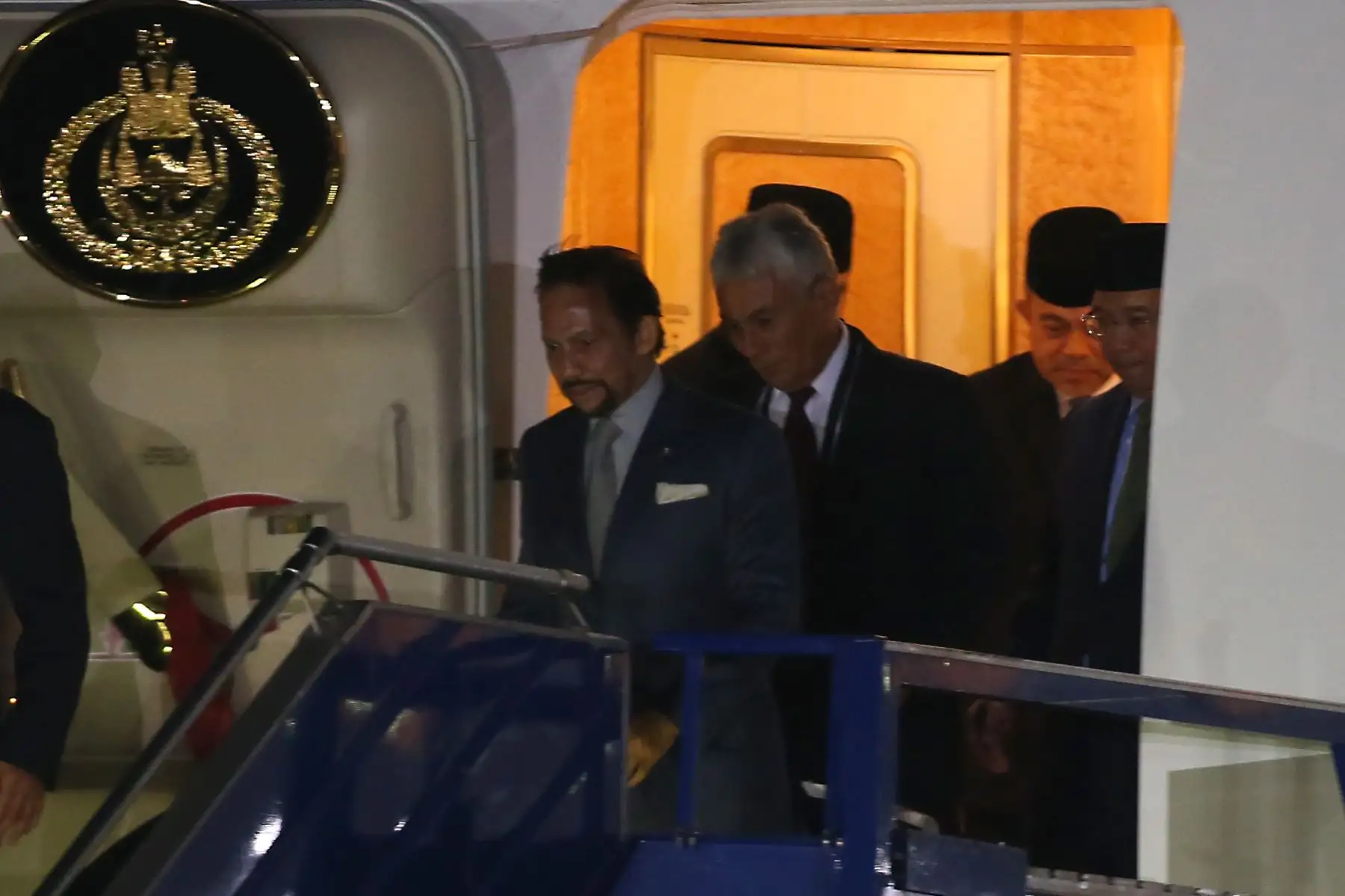 LIMA,PERÚ-NOVIEMBRE 18. Llegada del líder de la economía de Brunei Haji Hassanal Bolkiah al grupo 8 de la FAP.Foto: ANDINA/archivo.