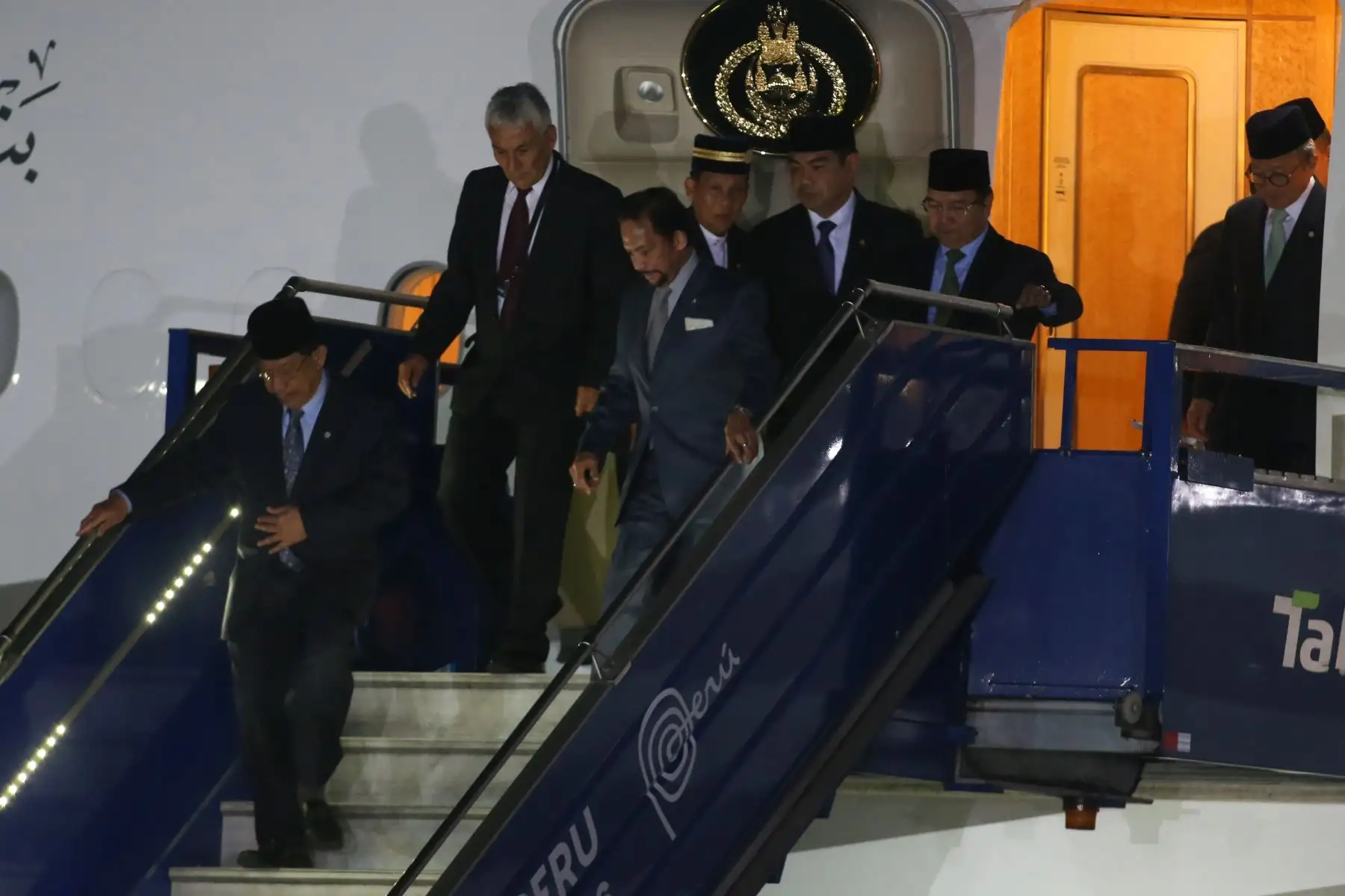 LIMA,PERÚ-NOVIEMBRE 18. Llegada del líder de la economía de Brunei Haji Hassanal Bolkiah al grupo 8 de la FAP.Foto: ANDINA/archivo.