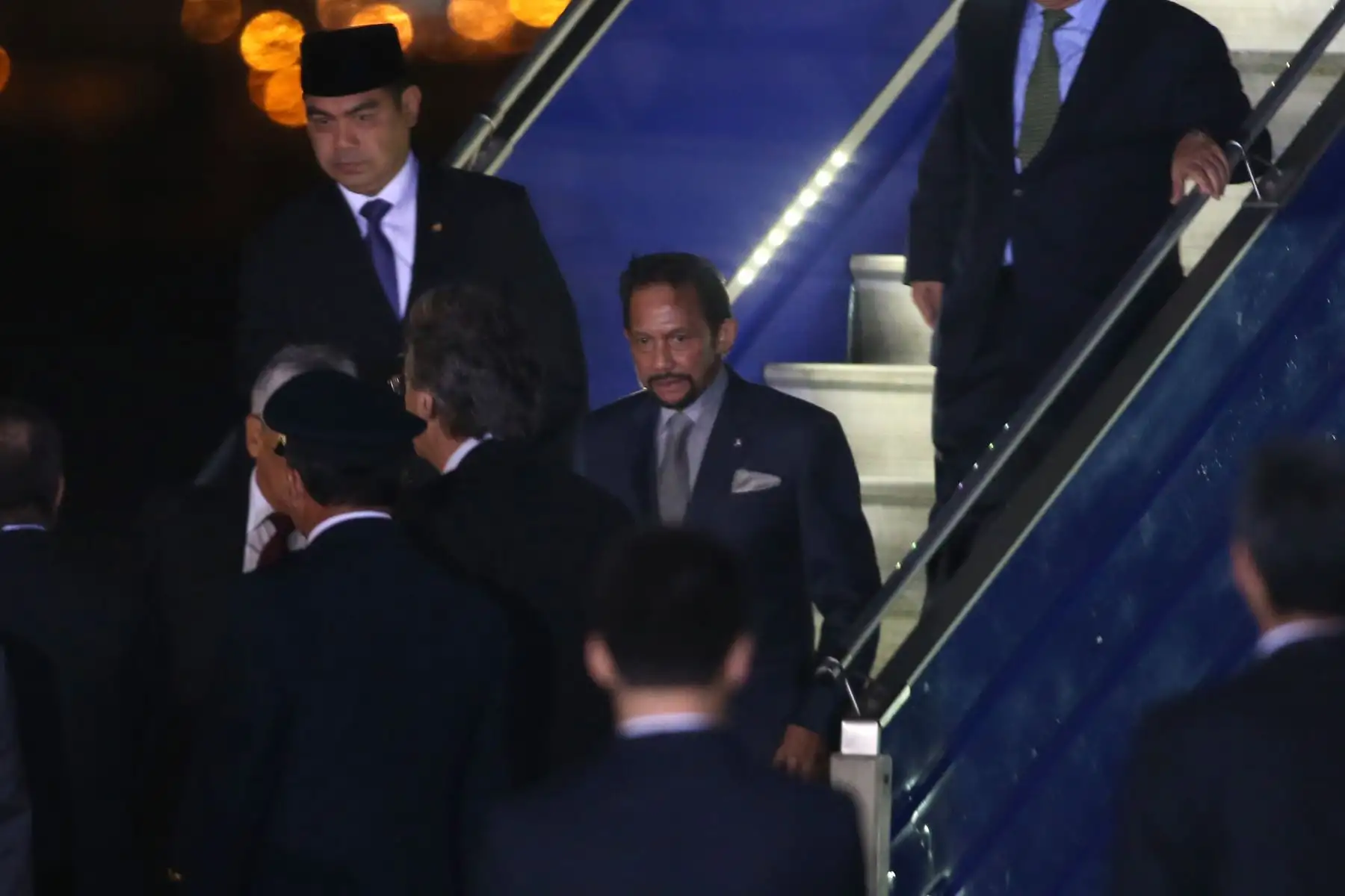LIMA,PERÚ-NOVIEMBRE 18. Llegada del líder de la economía de Brunei Haji Hassanal Bolkiah al grupo 8 de la FAP.Foto: ANDINA/archivo.