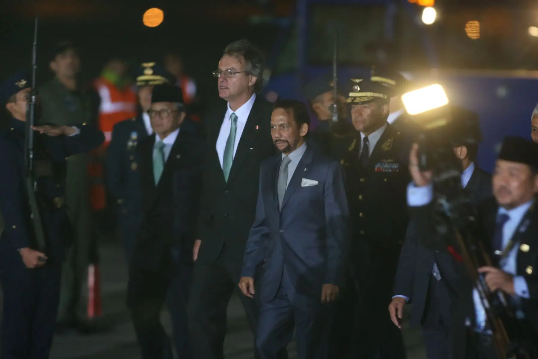 LIMA,PERÚ-NOVIEMBRE 18. Llegada del líder de la economía de Brunei Haji Hassanal Bolkiah al grupo 8 de la FAP.Foto: ANDINA/archivo.