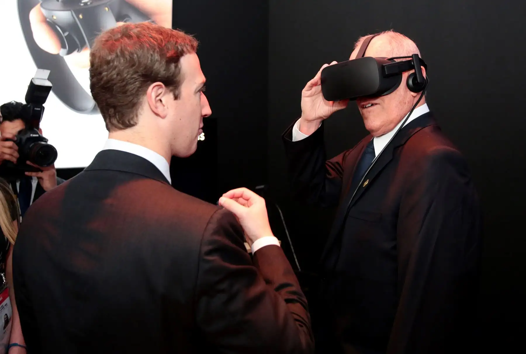LIMA, PERÚ - NOVIEMBRE 19. Presidente de la República Pedro Pablo Kuczynski, diáloga con Mark Zuckerberg, CEO de Facebook, quien visita Lima por la Cumbre APEC 2016.

Foto: ANDINA/Prensa Presidencia
