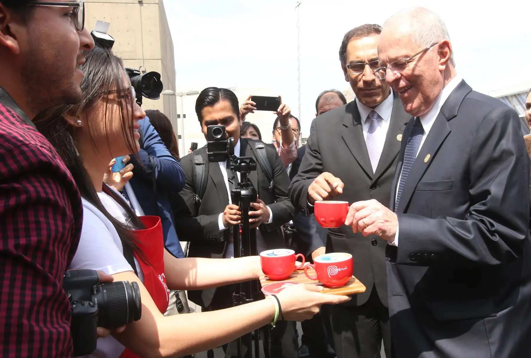 LIMA, PERÚ - NOVIEMBRE 19. Presidente de la República Pedro Pablo Kuczynski recibe una taza de café peruano con los logos de Facebook y Marca Perú.

Foto: ANDINA/Juan Carlos Guzmán Negrini.