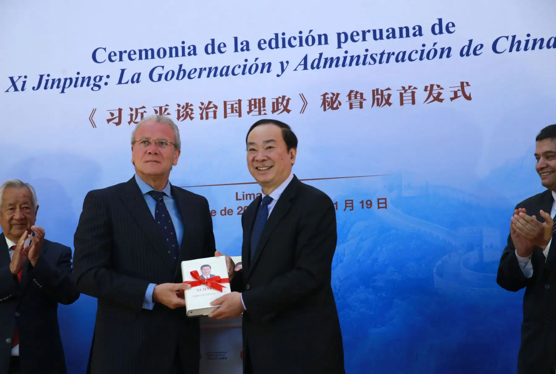 LIMA,PERÚ-NOVIEMBRE 19.El director de la Oficina de Información del Consejo de Estado de China, Huang Kun Ming, Gonzalo Gutierrez exembajador de Perú en China y el presidente del directorio Carlos Becerra presentaron libro de Xi Jinping impreso por Editora Perú.Foto:ANDINA/Norman Córdova.