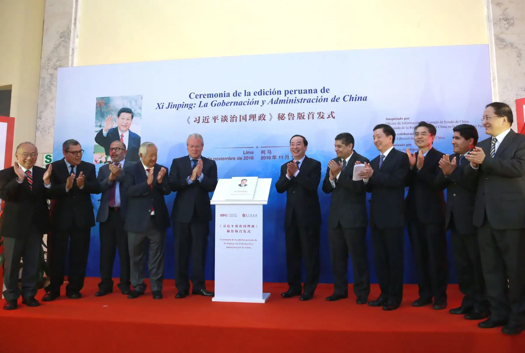 LIMA,PERÚ-NOVIEMBRE 19.El director de la Oficina de Información del Consejo de Estado de China, Huang Kun Ming, Gonzalo Gutierrez exembajador de Perú en China y el presidente del directorio Carlos Becerra presentaron libro de Xi Jinping impreso por Editora Perú.Foto:ANDINA/Norman Córdova.