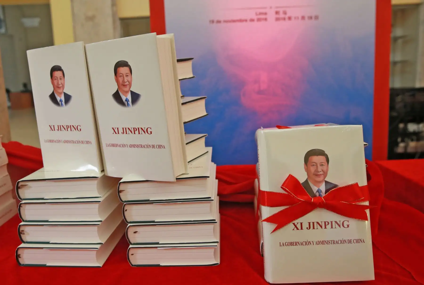 LIMA,PERÚ-NOVIEMBRE 19.El director de la Oficina de Información del Consejo de Estado de China, Huang Kun Ming, Gonzalo Gutierrez exembajador de Perú en China y el presidente del directorio Carlos Becerra presentaron libro de Xi Jinping impreso por Editora Perú.Foto:ANDINA/Norman Córdova.