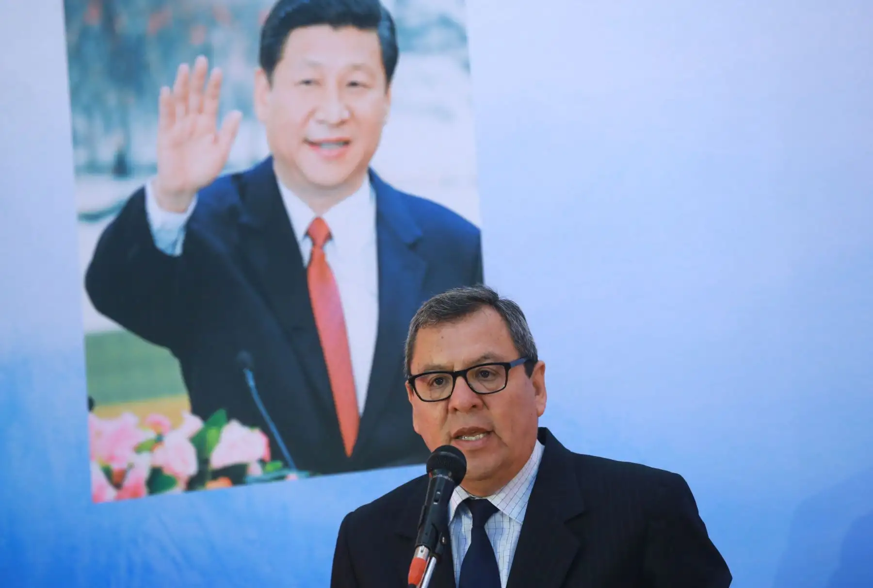 LIMA,PERÚ-NOVIEMBRE 19.El director de la Oficina de Información del Consejo de Estado de China, Huang Kun Ming, Gonzalo Gutierrez exembajador de Perú en China y el presidente del directorio Carlos Becerra presentaron libro de Xi Jinping impreso por Editora Perú.Foto:ANDINA/Norman Córdova.
