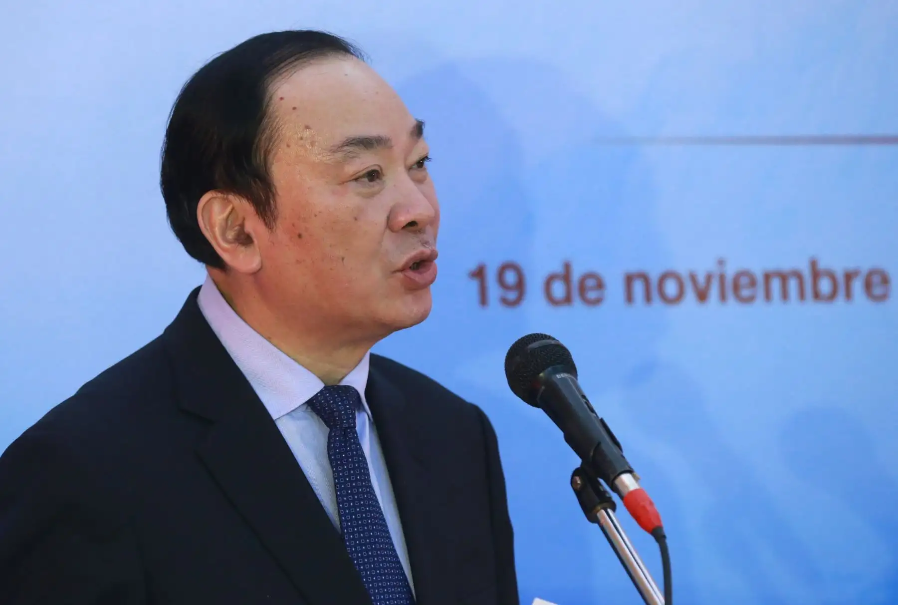 LIMA,PERÚ-NOVIEMBRE 19.El director de la Oficina de Información del Consejo de Estado de China, Huang Kun Ming, Gonzalo Gutierrez exembajador de Perú en China y el presidente del directorio Carlos Becerra presentaron libro de Xi Jinping impreso por Editora Perú.Foto:ANDINA/Norman Córdova.