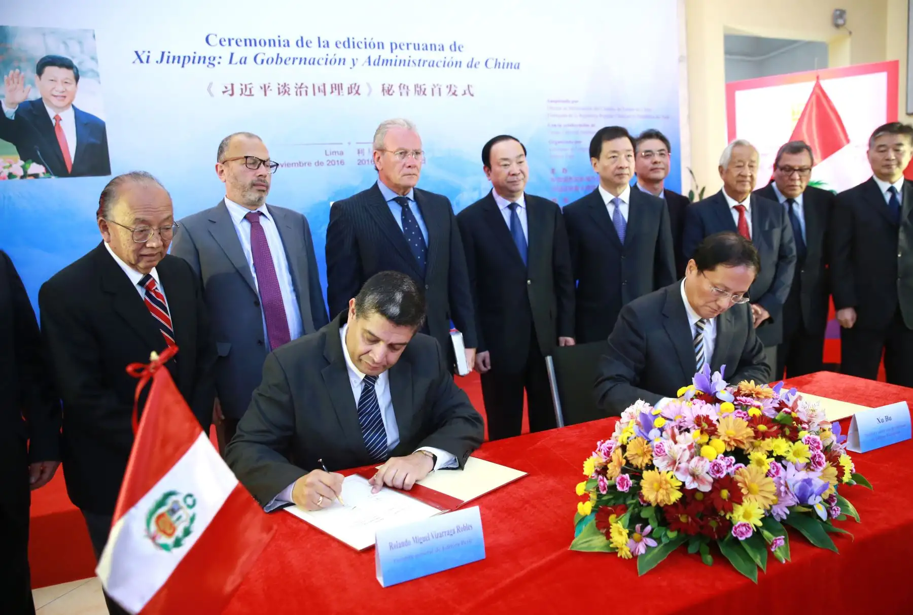 LIMA,PERÚ-NOVIEMBRE 19.El director de la Oficina de Información del Consejo de Estado de China, Huang Kun Ming, Gonzalo Gutierrez exembajador de Perú en China y el presidente del directorio Carlos Becerra presentaron libro de Xi Jinping impreso por Editora Perú.Foto:ANDINA/Norman Córdova.