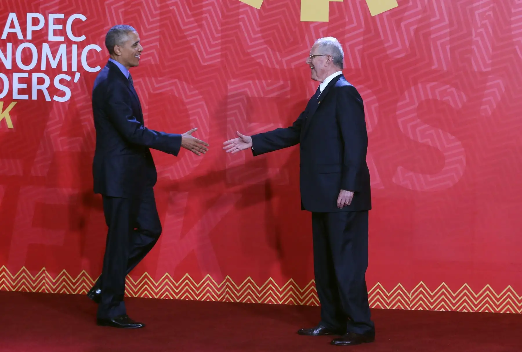 LIMA PERÚ, NOVIEMBRE 19. Presidente Pedro Pablo Kuczynski da la bienvenida al Presidente de Estados Unidos, Barak Obama a la Cumbre APEC 2016. Foto: ANDINA/Melina Mejía