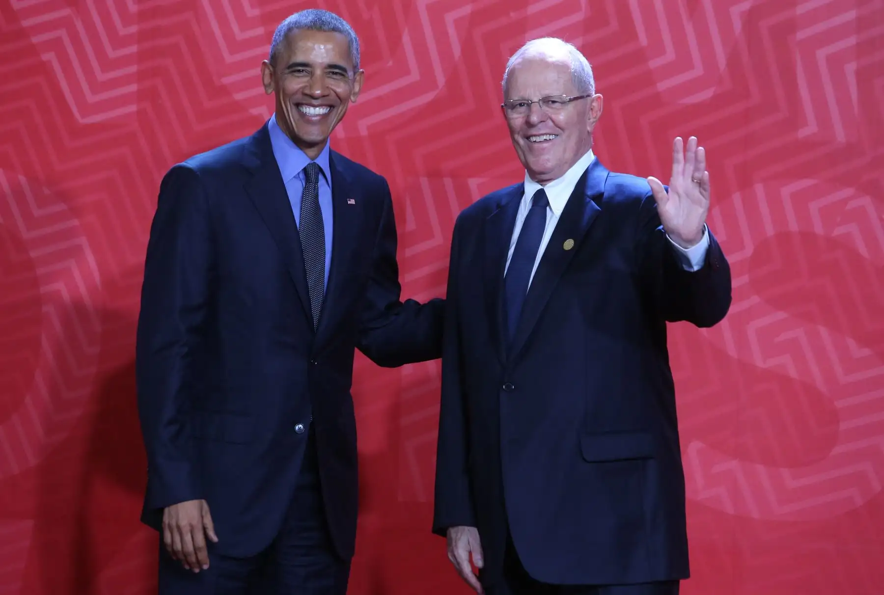LIMA PERÚ, NOVIEMBRE 19. Presidente Pedro Pablo Kuczynski da la bienvenida al mandatario de Estados Unidos, Barak Obama, quien asiste a la Cumbre APEC 2016. Foto: ANDINA/Melina Mejía