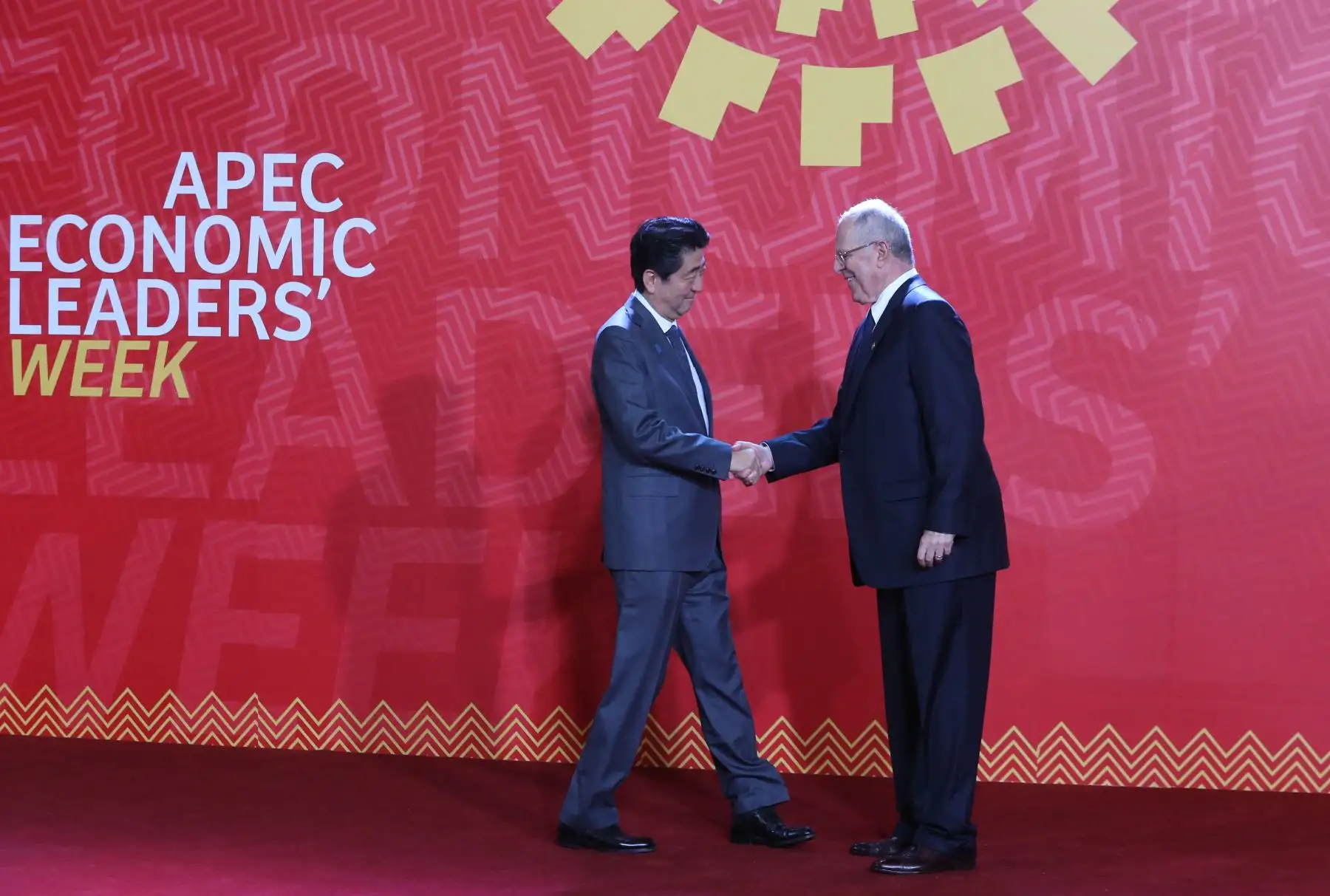 LIMA PERÚ, NOVIEMBRE 19. Presidente Pedro Pablo Kuczynski da la bienvenida al Primer Ministro de Japón, Shinzo Abe a la Cumbre APEC 2016. Foto: ANDINA/Melina Mejía