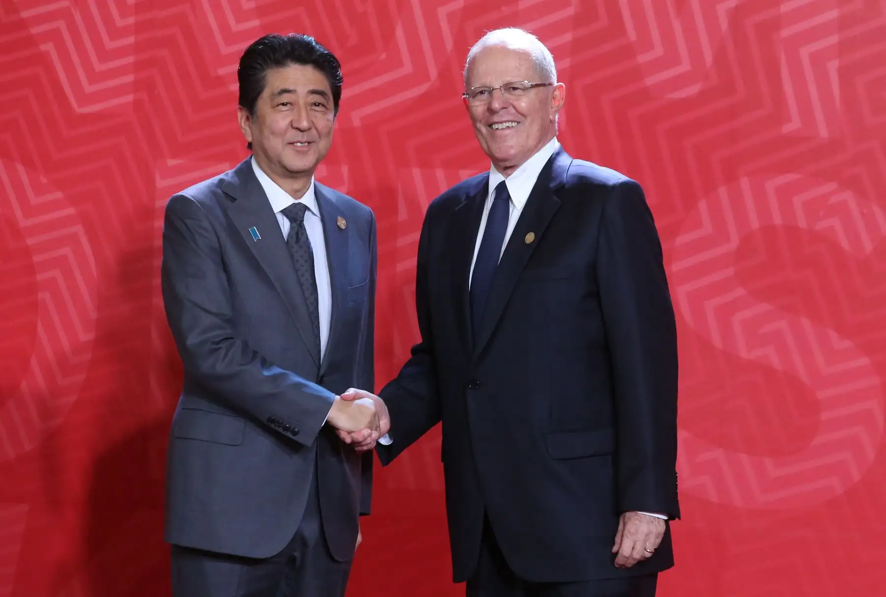 LIMA PERÚ, NOVIEMBRE 19. Presidente Pedro Pablo Kuczynski da la bienvenida al Primer Ministro de Japón, Shinzo Abe a la Cumbre APEC 2016. Foto: ANDINA/Melina Mejía