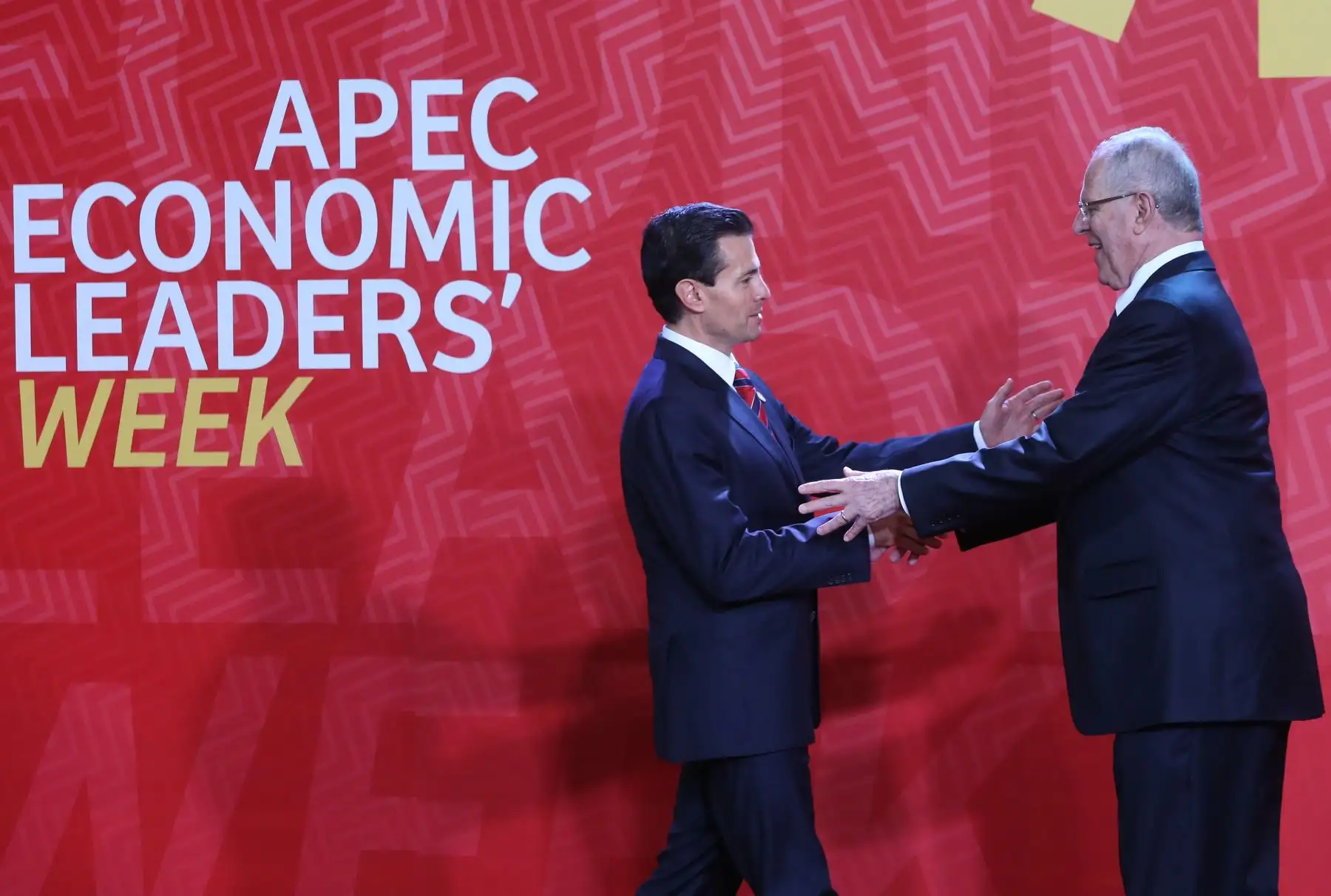 LIMA PERÚ, NOVIEMBRE 19. Presidente Pedro Pablo Kuczynski da la bienvenida al Presidente de México, Enrique Peña Nieto a la Cumbre APEC 2016. Foto: ANDINA/Melina Mejía