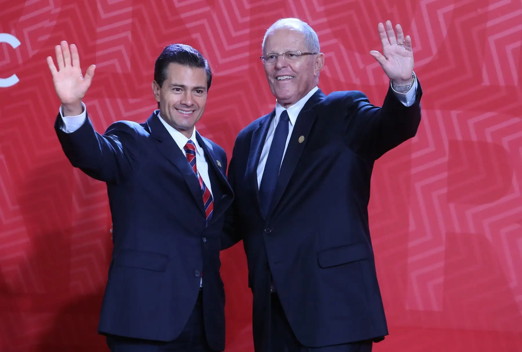 LIMA PERÚ, NOVIEMBRE 19. Presidente Pedro Pablo Kuczynski da la bienvenida al Presidente de México, Enrique Peña Nieto a la Cumbre APEC 2016. Foto: ANDINA/Melina Mejía