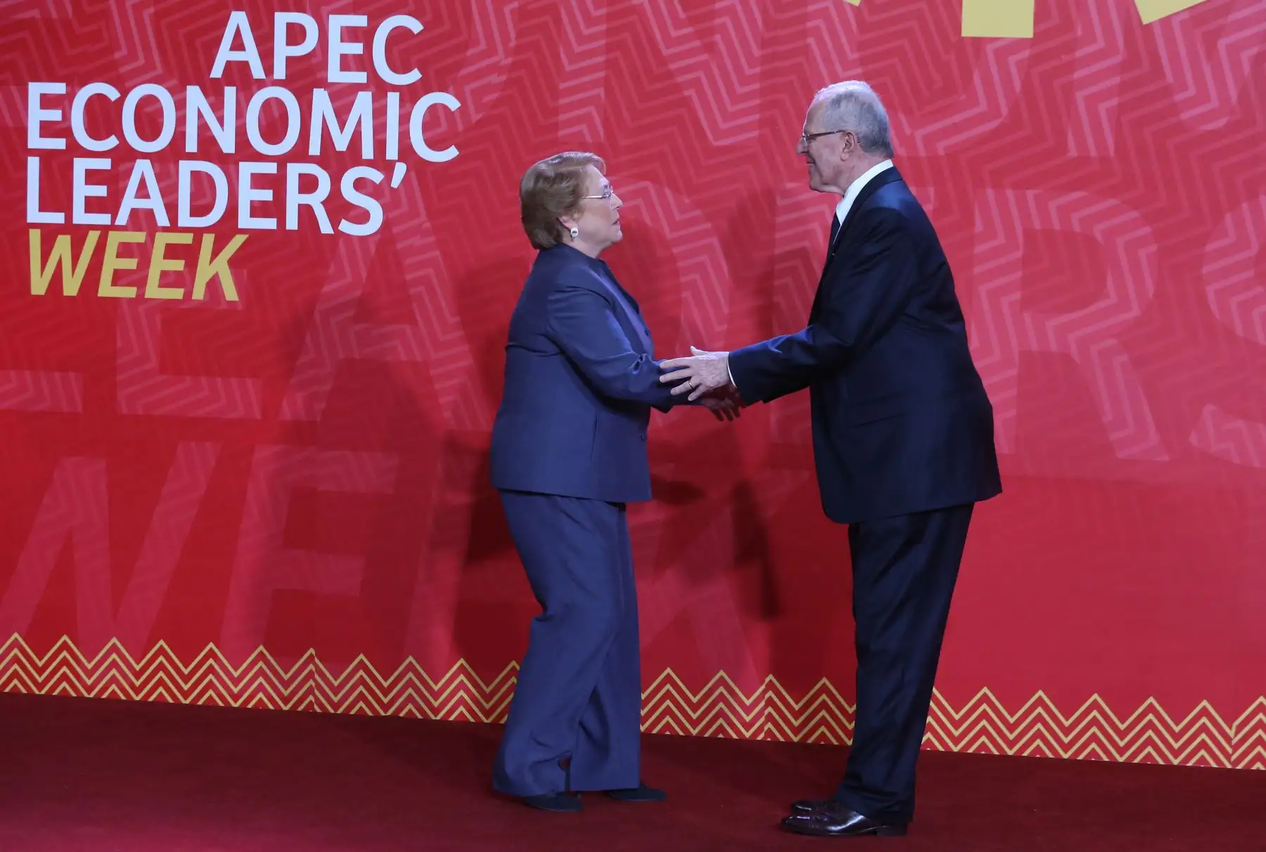 LIMA PERÚ, NOVIEMBRE 19. Presidente Pedro Pablo Kuczynski da la bienvenida a Presidenta de Chile Michelle Bachelet a la Cumbre APEC 2016. Foto: ANDINA/Melina Mejía