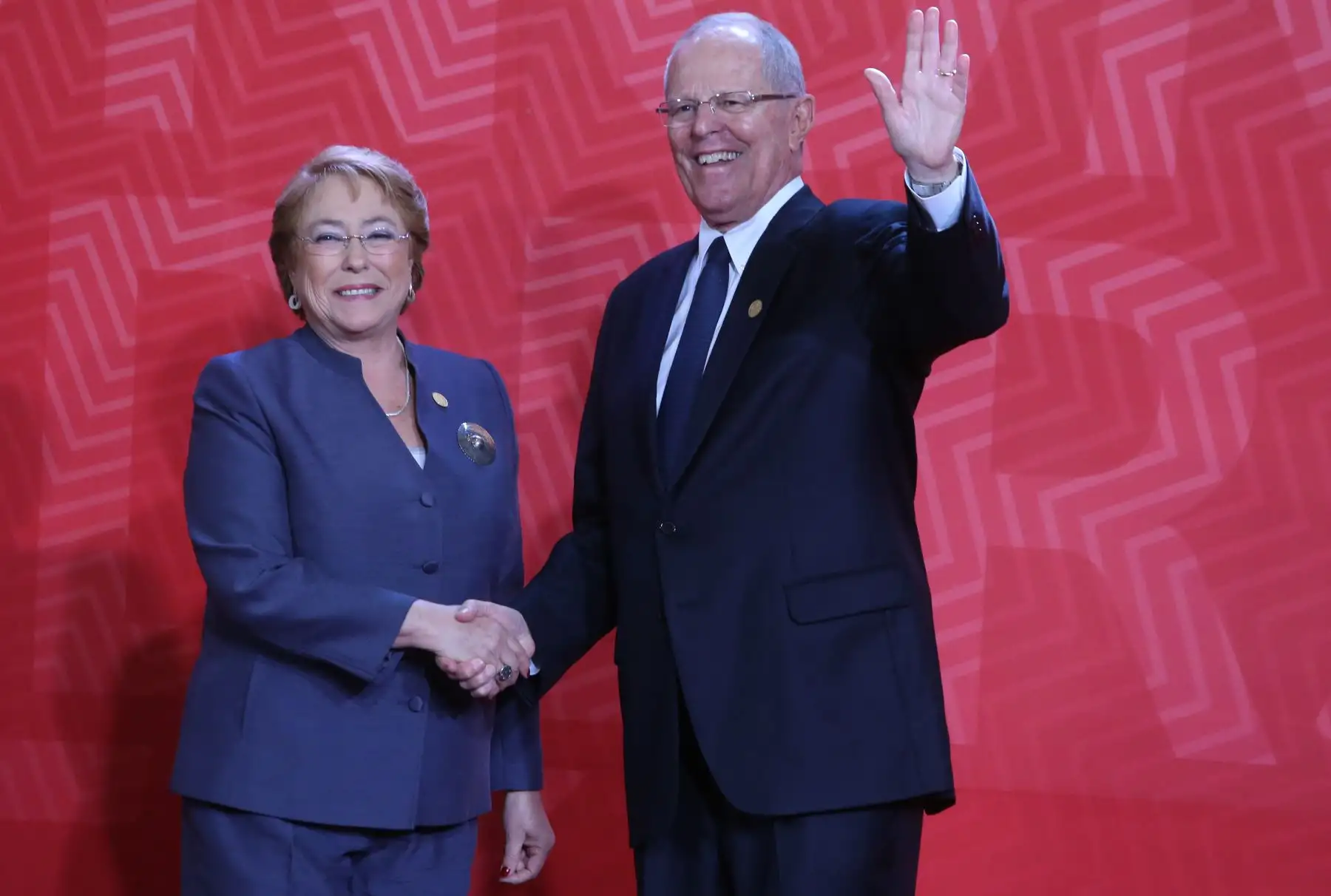 LIMA PERÚ, NOVIEMBRE 19. Presidente Pedro Pablo Kuczynski da la bienvenida a Presidenta de Chile Michelle Bachelet a la Cumbre APEC 2016. Foto: ANDINA/Melina Mejía