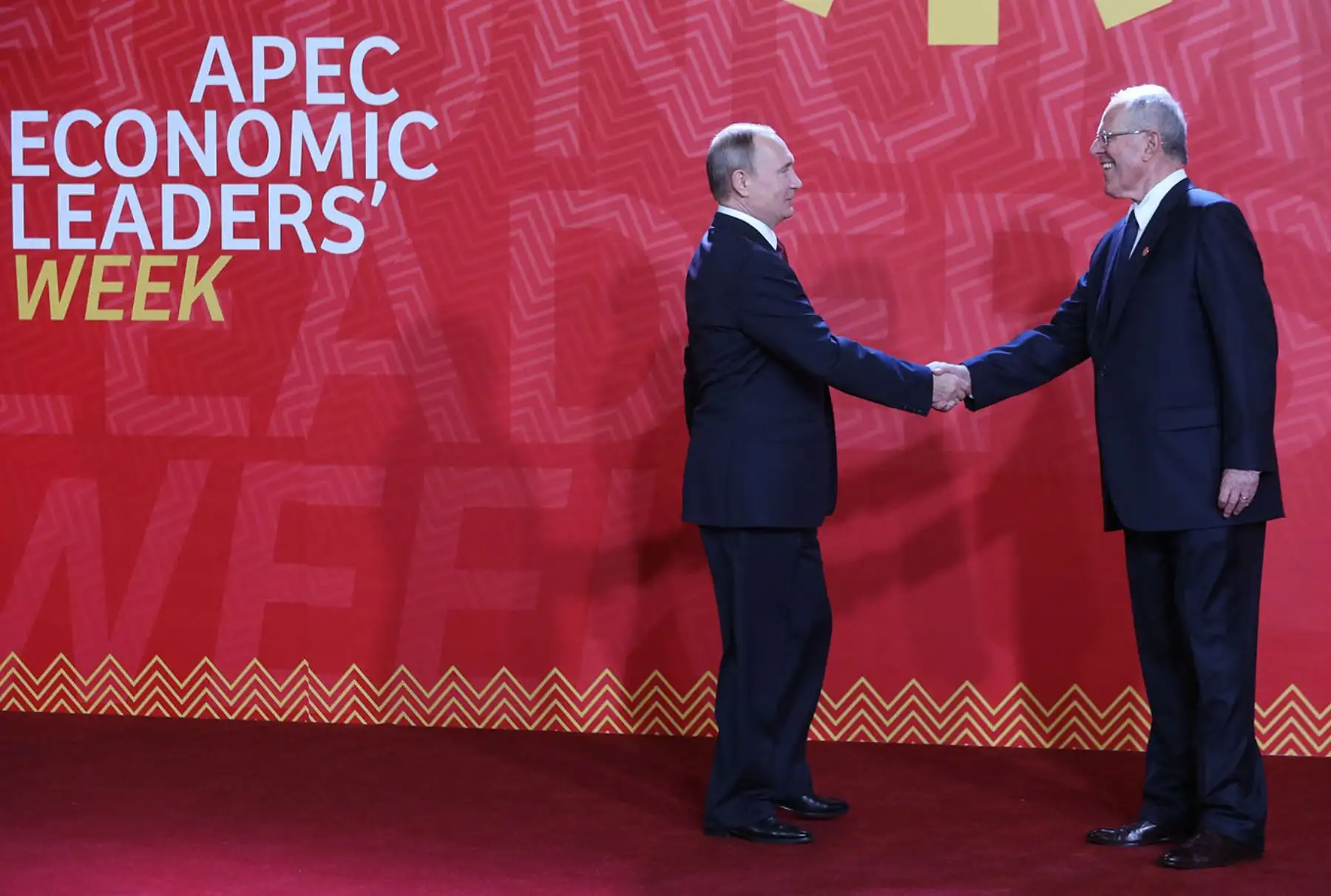 LIMA PERÚ, NOVIEMBRE 19. Presidente Pedro Pablo Kuczynski da la bienvenida al Presidente de Rusia, Vladímir Putin a la Cumbre APEC 2016. Foto: ANDINA/Melina Mejía