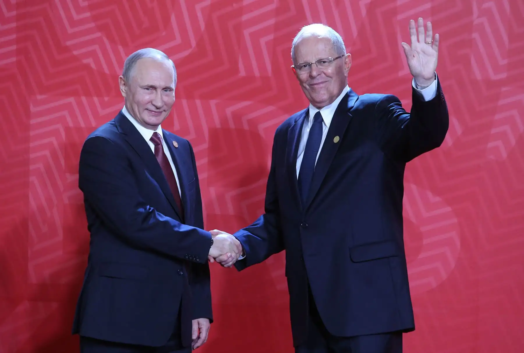 LIMA PERÚ, NOVIEMBRE 19. Presidente Pedro Pablo Kuczynski da la bienvenida al Presidente de Rusia, Vladímir Putin a la Cumbre APEC 2016. Foto: ANDINA/Melina Mejía