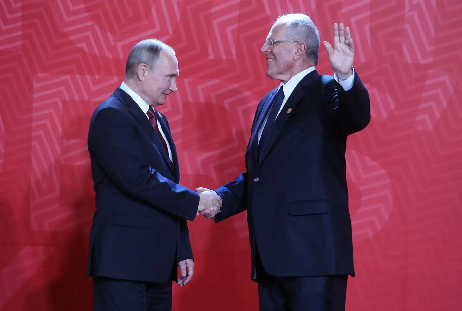 LIMA PERÚ, NOVIEMBRE 19. Presidente Pedro Pablo Kuczynski da la bienvenida al gobernante de Rusia, Vladimir Putin, a la Cumbre APEC 2016. Foto: ANDINA/Melina Mejía.