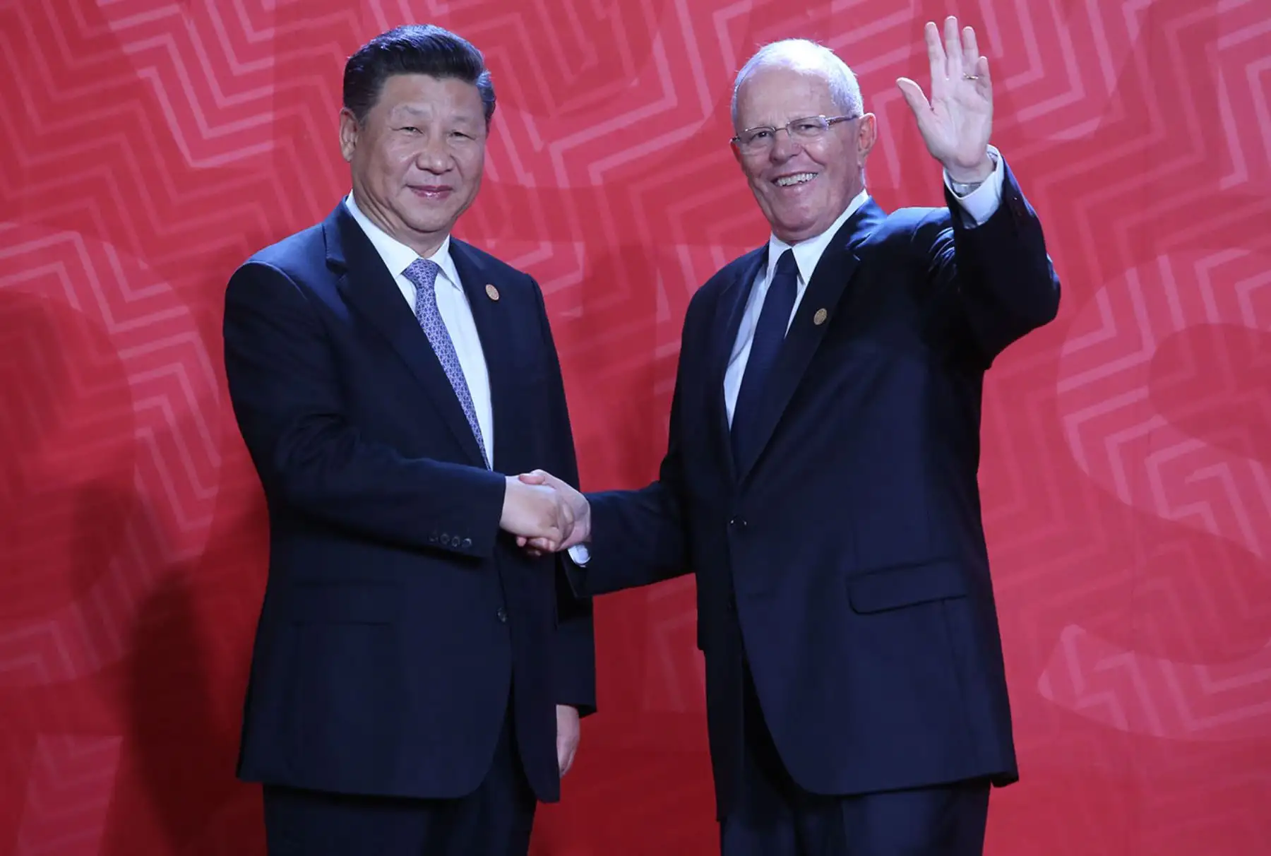 LIMA PERÚ, NOVIEMBRE 19. Presidente Pedro Pablo Kuczynski da la bienvenida al mandatario de China, Xi Jinping, a la Cumbre APEC 2016. Foto: ANDINA/Melina Mejía.