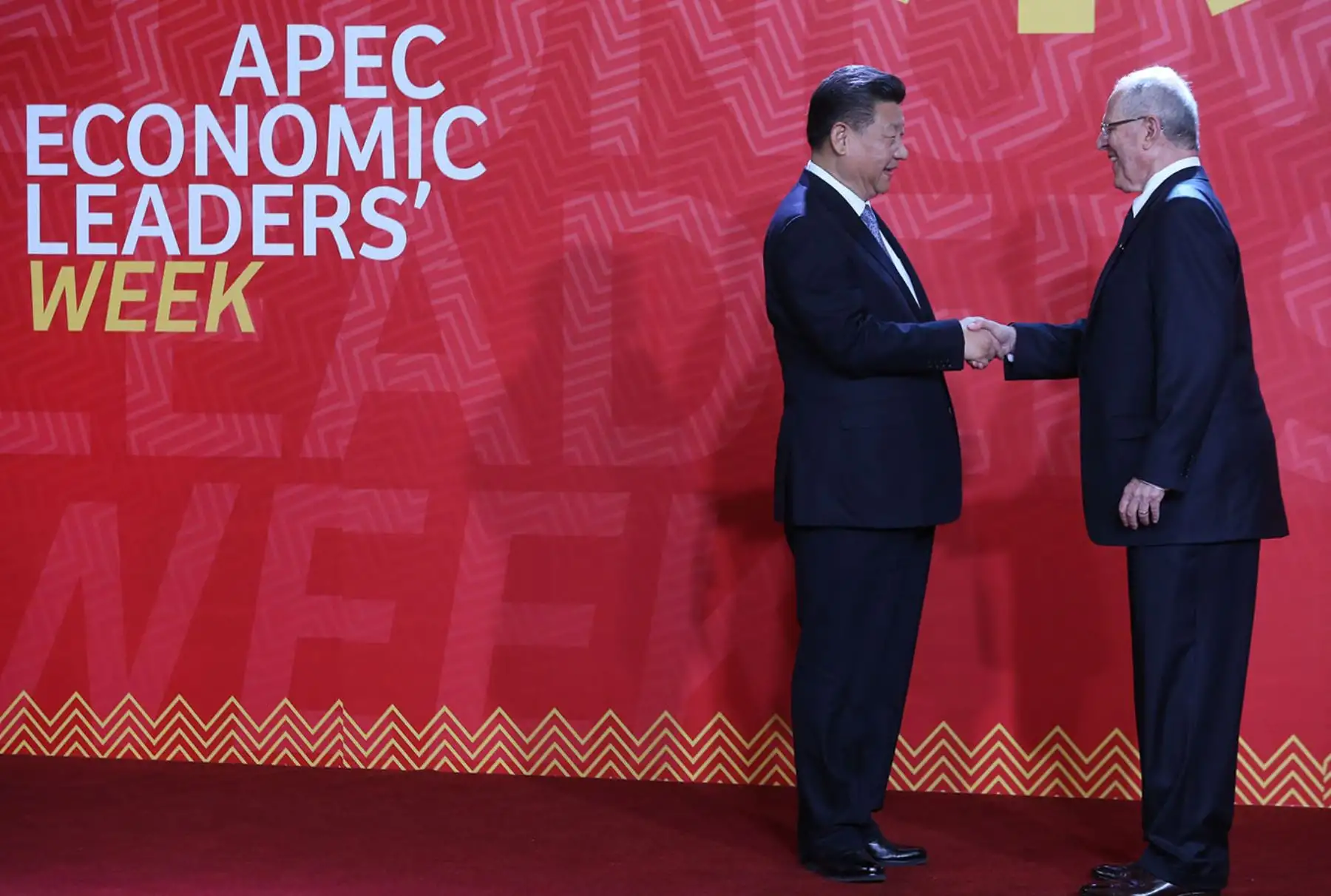 LIMA PERÚ, NOVIEMBRE 19. Presidente Pedro Pablo Kuczynski da la bienvenida al Presidente de China, Xi Jinping a la Cumbre APEC 2016. Foto: ANDINA/Melina Mejía