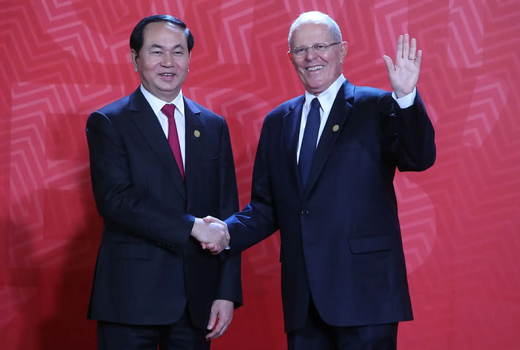 LIMA PERÚ, NOVIEMBRE 19. Presidente Pedro Pablo Kuczynski da la bienvenida al Líder de Vietnam, Tran Dai Quang a la Cumbre APEC 2016. Foto: ANDINA/Melina Mejía