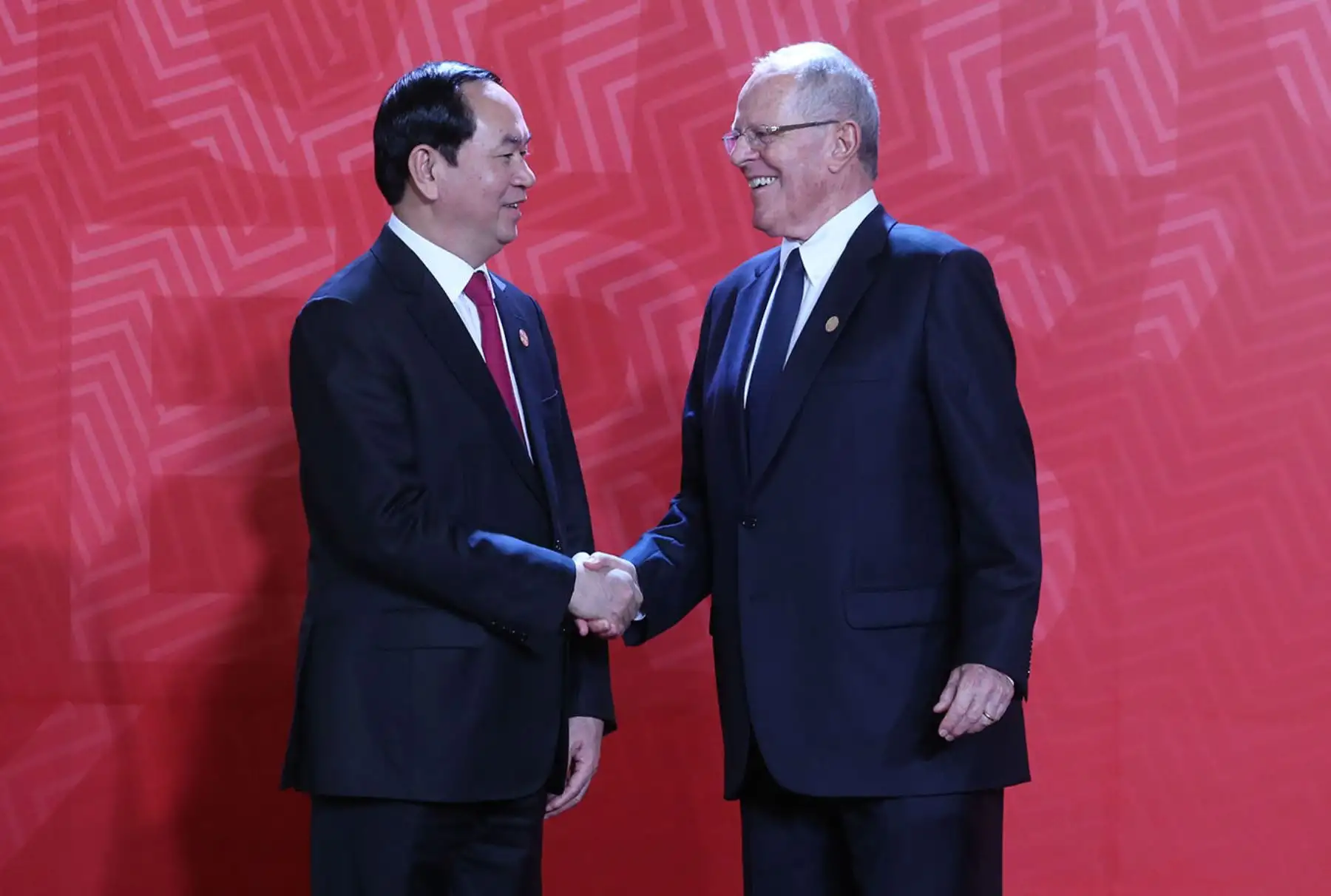 LIMA PERÚ, NOVIEMBRE 19. Presidente Pedro Pablo Kuczynski da la bienvenida al Líder de Vietnam, Tran Dai Quang a la Cumbre APEC 2016. Foto: ANDINA/Melina Mejía