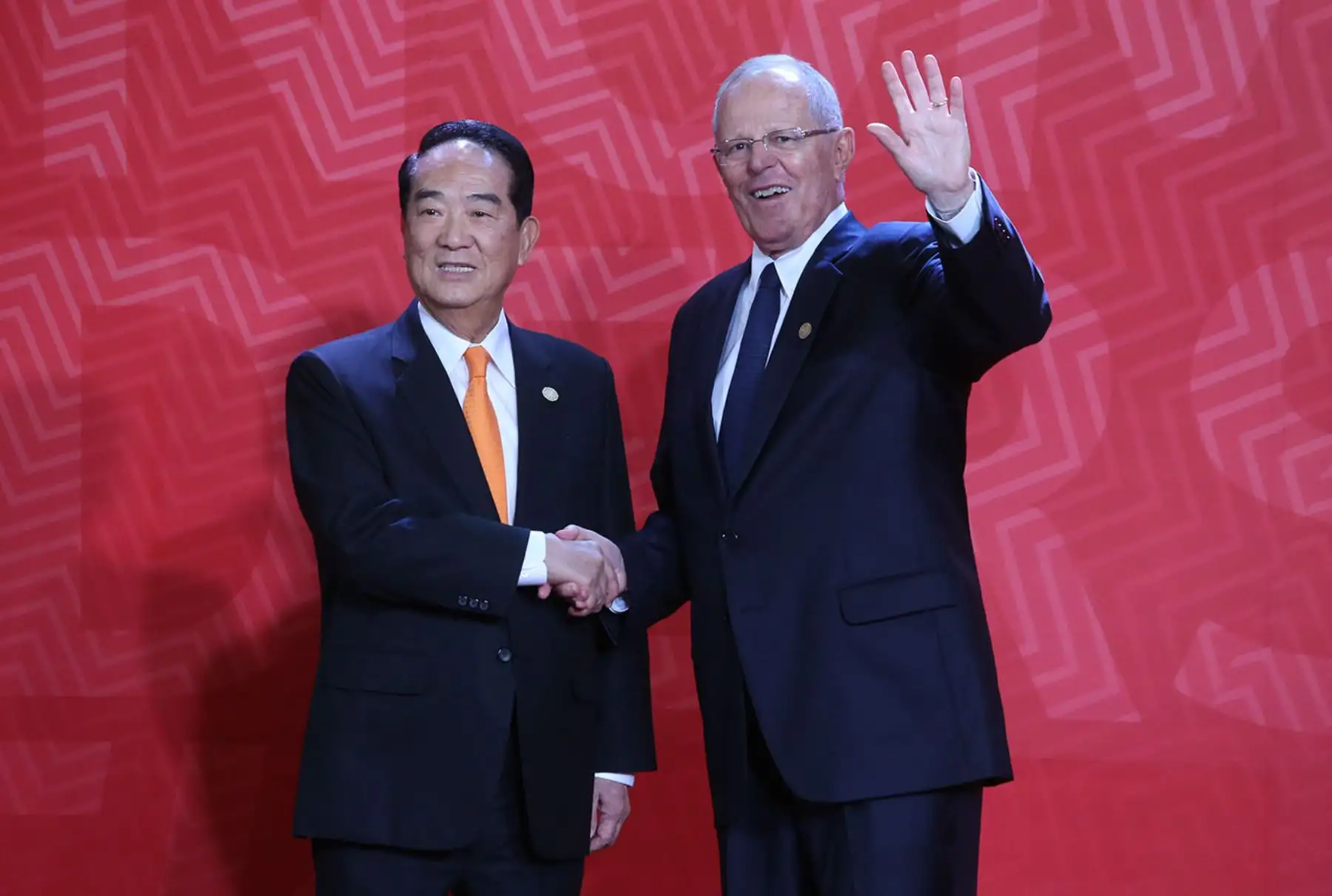 LIMA PERÚ, NOVIEMBRE 19. Presidente Pedro Pablo Kuczynski da la bienvenida al líder de Chinese Taipei, James Soong, a la Cumbre APEC 2016. Foto: ANDINA/Melina Mejía.