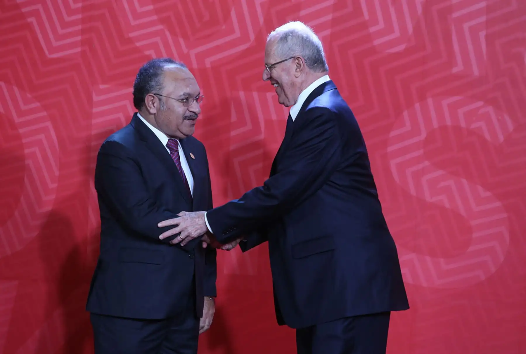 LIMA PERÚ, NOVIEMBRE 19. Presidente Pedro Pablo Kuczynski da la bienvenida al Líder de Papua Nueva Guinea, Peter O´neill a la Cumbre APEC 2016. Foto: ANDINA/Melina Mejía
