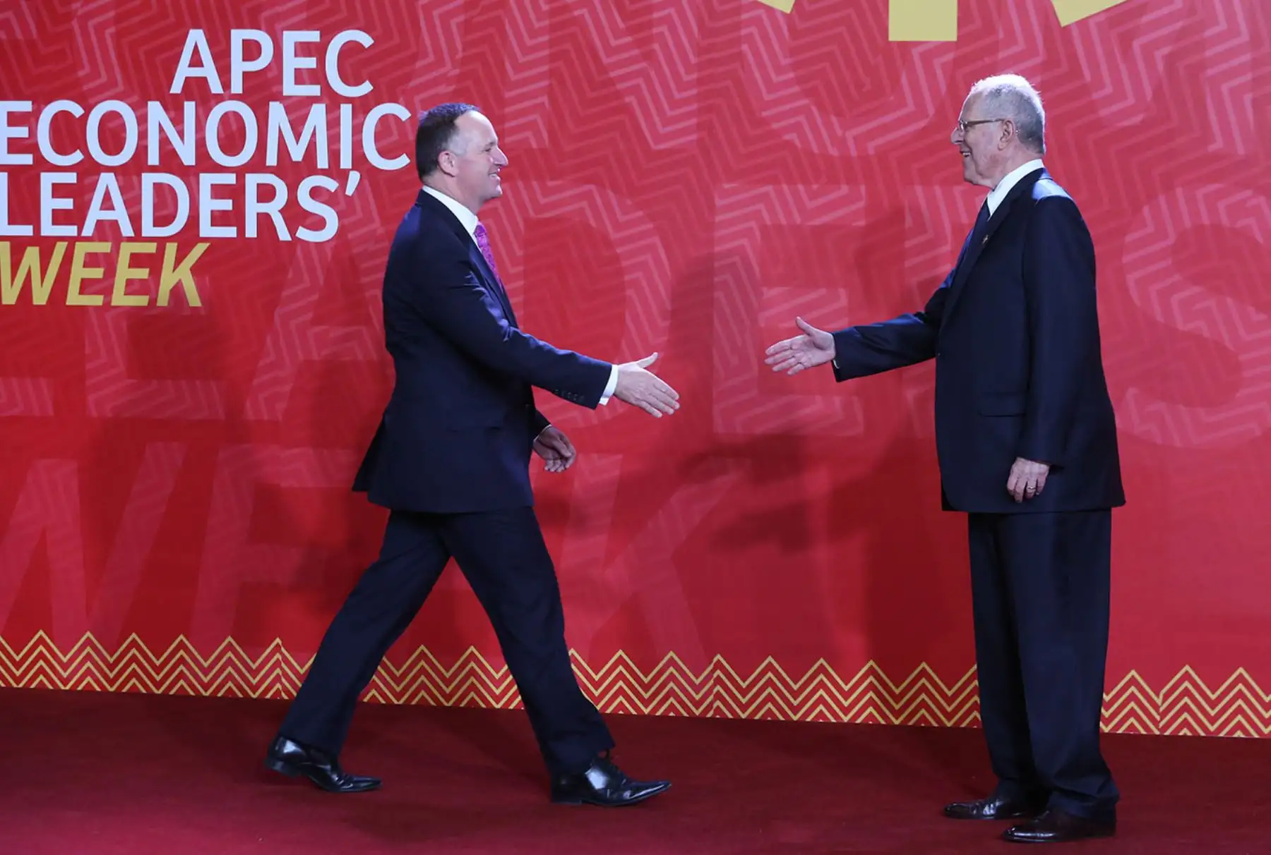 LIMA PERÚ, NOVIEMBRE 19. Presidente Pedro Pablo Kuczynski da la bienvenida al líder de Nueva Zelanda, John Kay, a la Cumbre APEC 2016. Foto: ANDINA/Melina Mejía.
