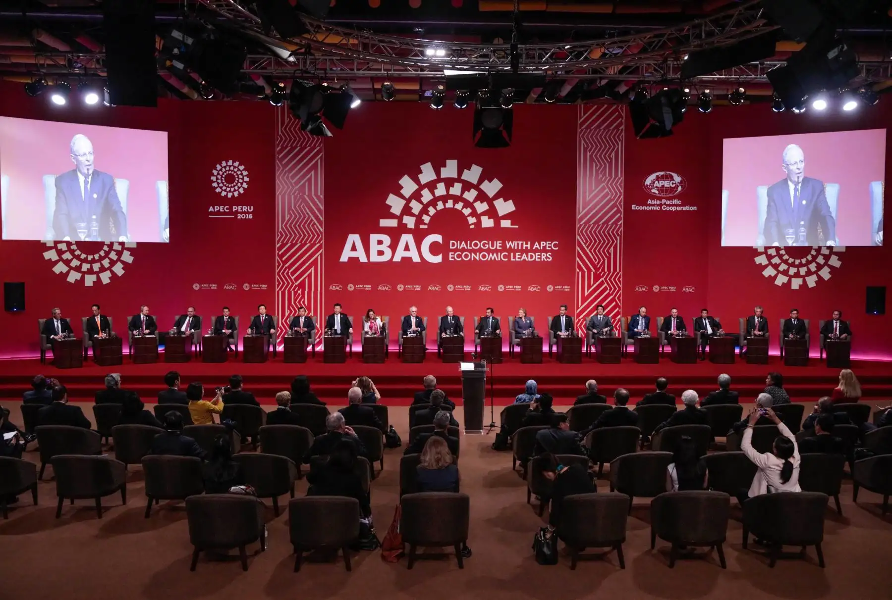 LIMA PERÚ, NOVIEMBRE 19. Presidente Pedro Pablo Kuczynski se reúne con los líderes en el Foro APEC 2016. Foto: ANDINA/Carlos Lezama.