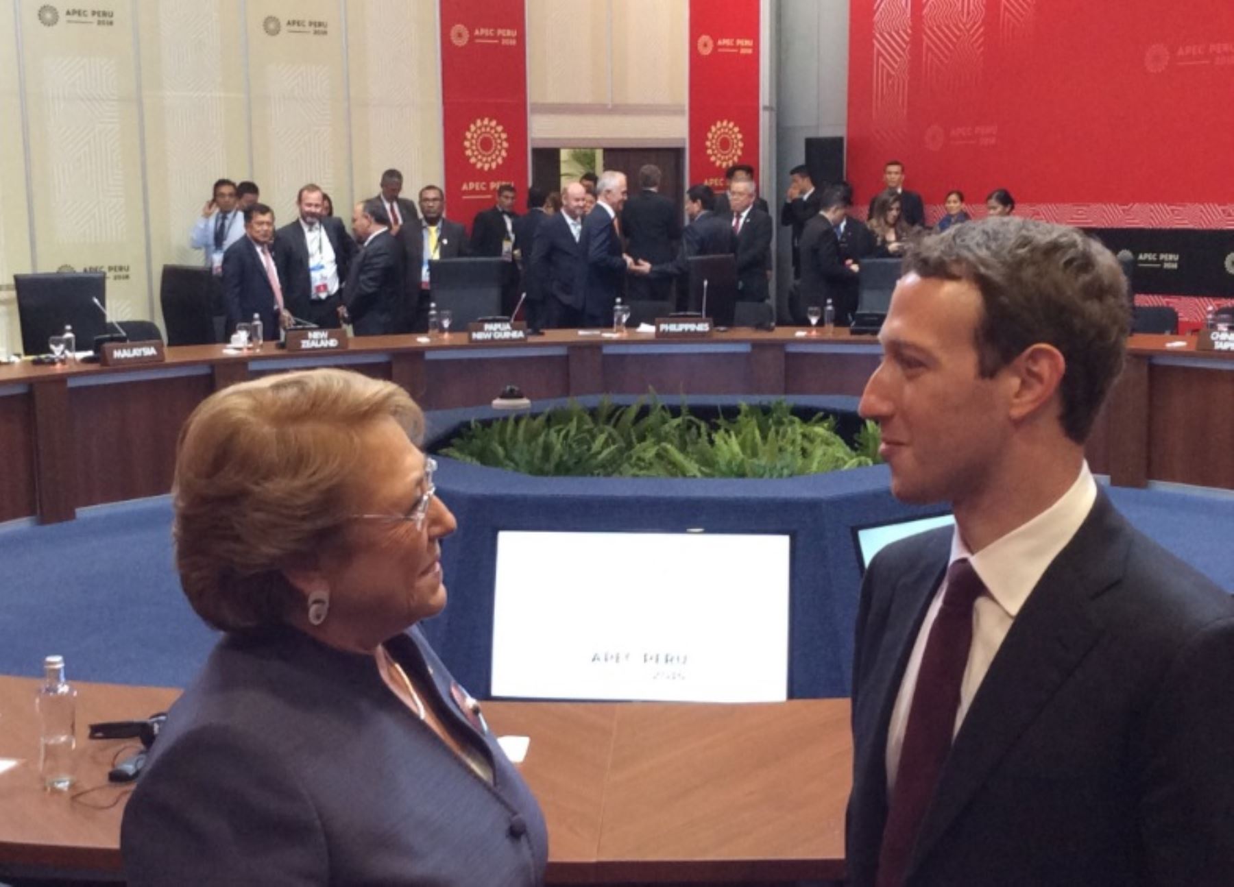 El creador de Facebook, Mark Zuckerberg, dialoga con Michelle Bachelet, en el marco de la reunión de APEC 2016.