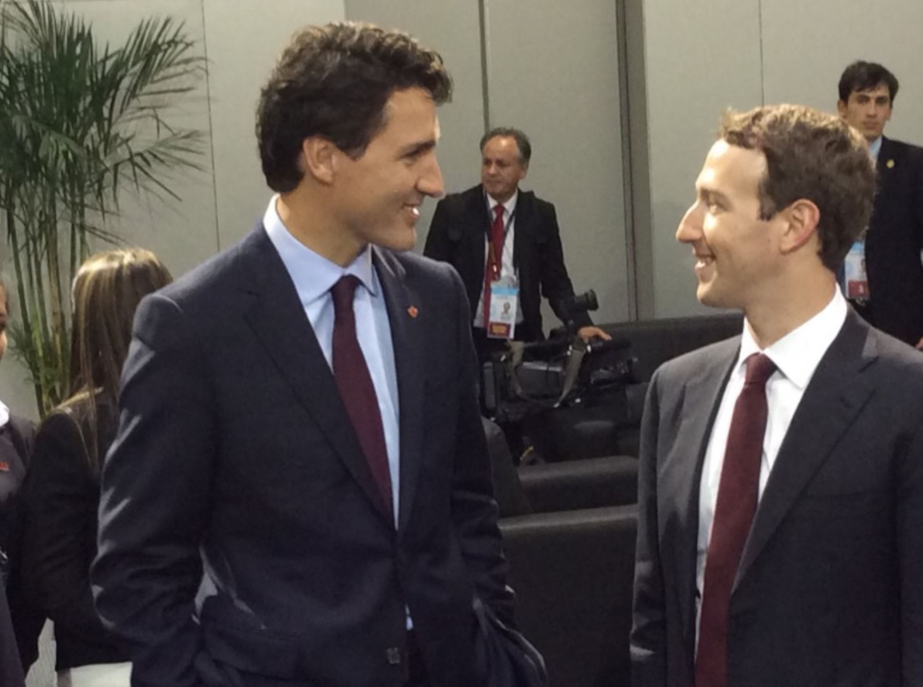 Mark Zuckerberg, creador de Facebook, conversa con el primer ministro de Canadá, Justin Trudeau, en el marco de las reuniones de APEC 2016.