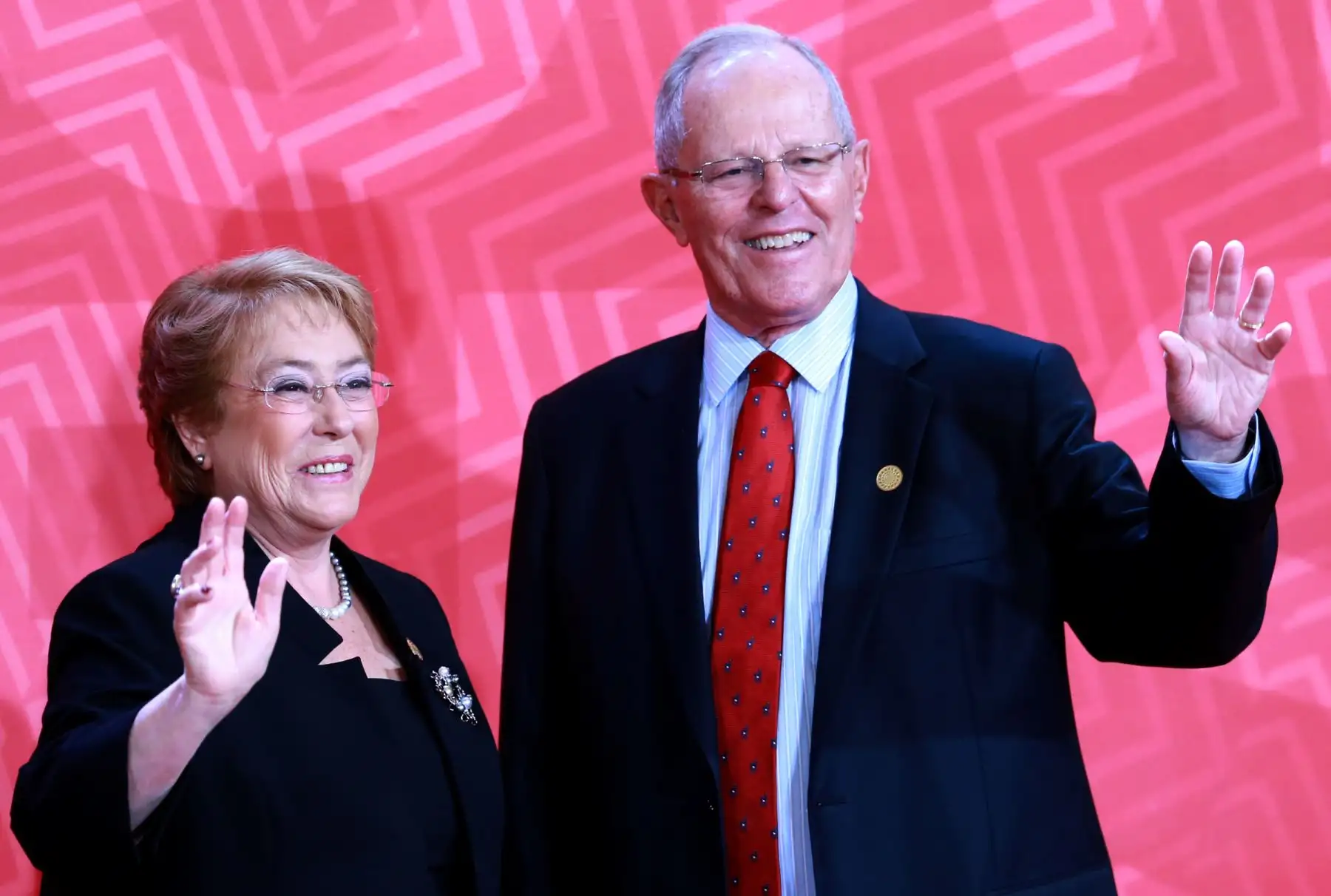 LIMA,PERÚ-NOVIEMBRE 20. APEC 2016. Presidente peruano Pedro Pablo Kuczynski recibe a la mandataria chilena, Michelle Bachlet, en la Cumbre APEC 2016, en el Centro de Convenciones de Lima. Foto : ANDINA/Norman Cordova