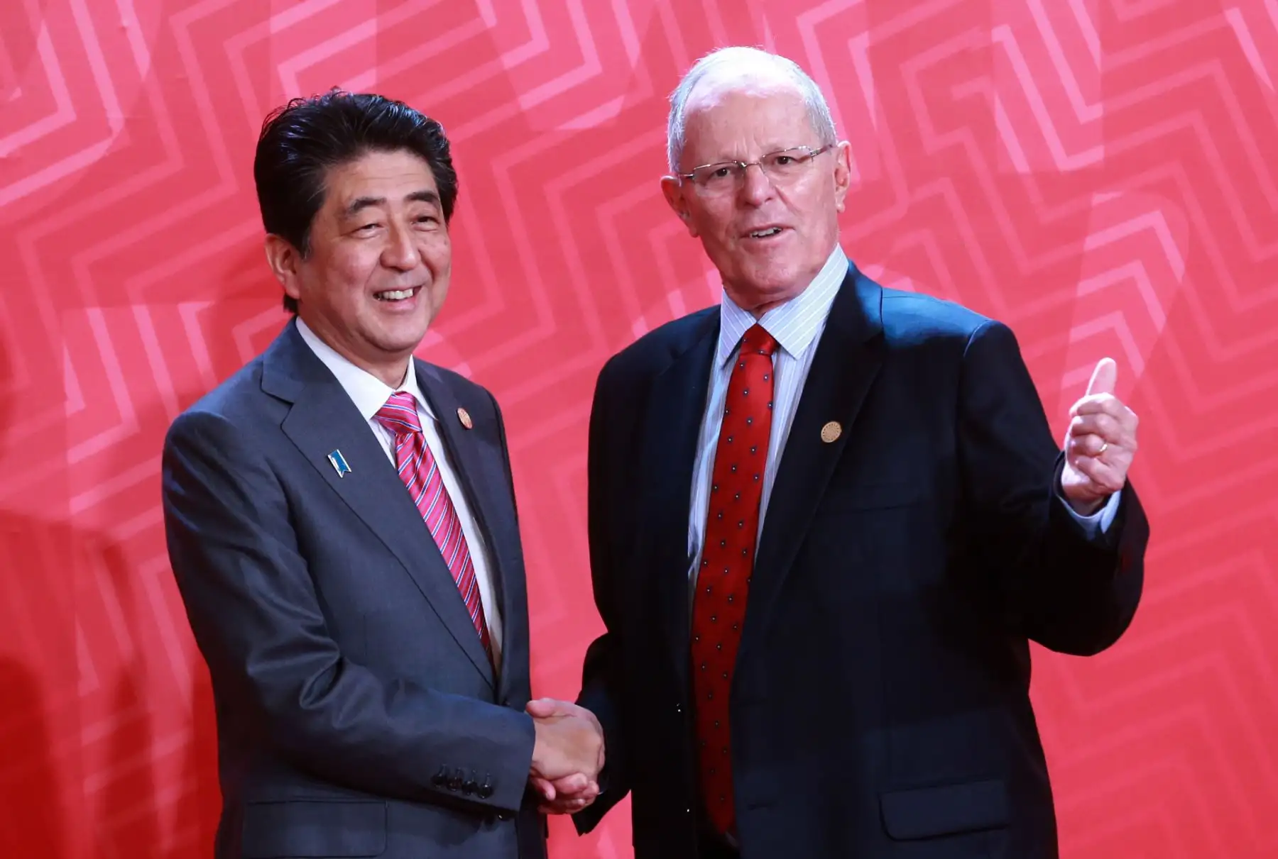 LIMA,PERÚ-NOVIEMBRE 20. APEC 2016. El presidente peruano Pedro Pablo Kuczynski recibió al primer ministro de Japón, Shinzō Abe, en el Centro de Convenciones de Lima. Foto : ANDINA/Norman Cordova