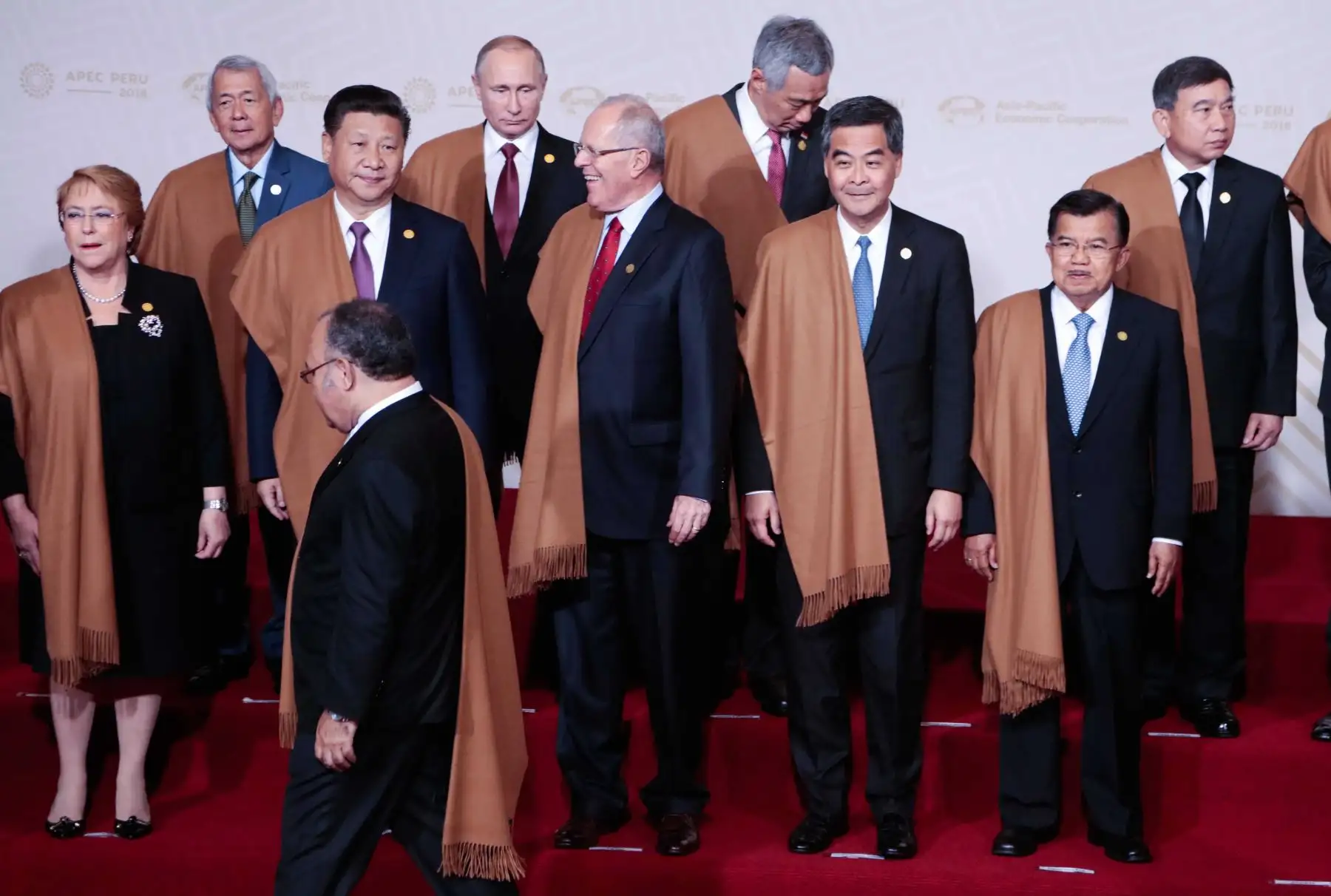 LIMA,PERÚ-NOVIEMBRE 20.Los líderes de las 21 Economías del Foro de Cooperación Económica Asia Pacífico se tomaron esta mañana la fotografía oficial de la reunión Cumbre que se realiza en Lima. Foto: ANDINA/ Carlos Lezama