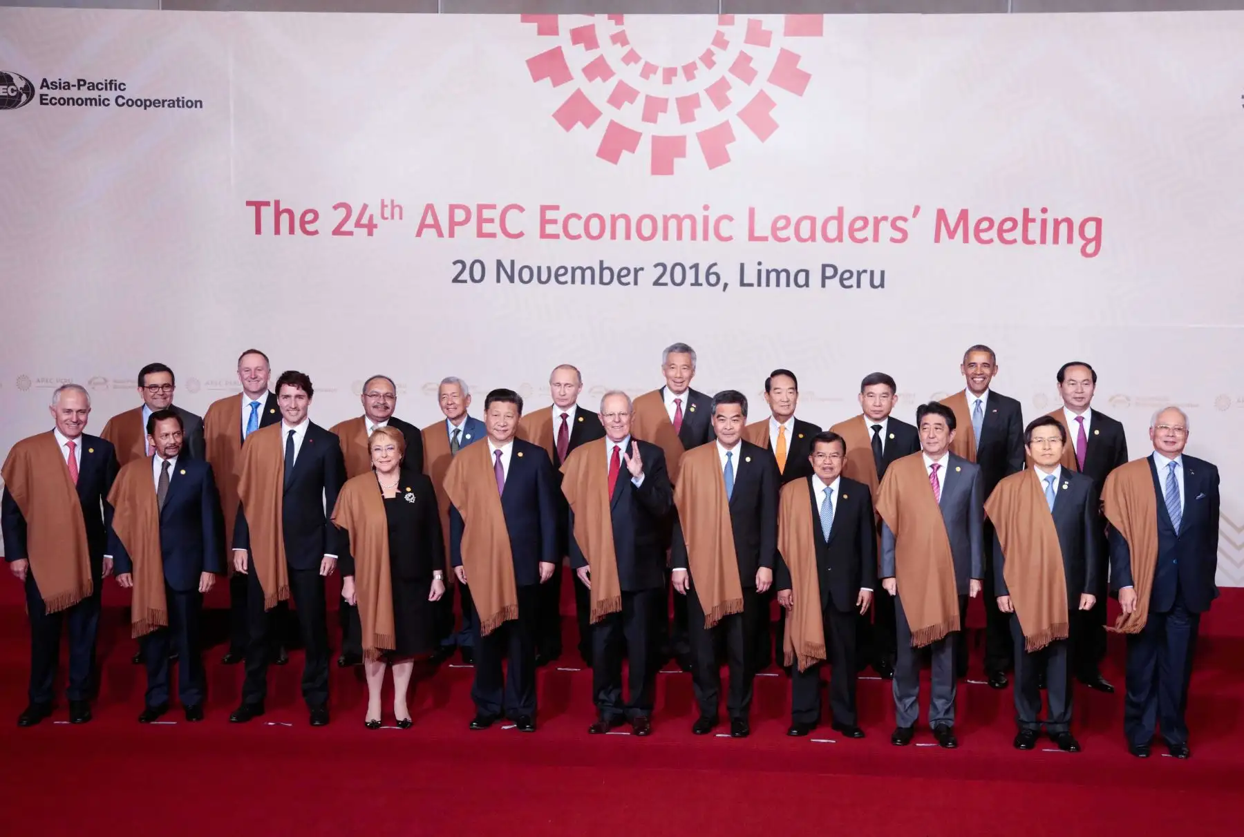 LIMA,PERÚ-NOVIEMBRE 20.Los líderes de las 21 Economías del Foro de Cooperación Económica Asia Pacífico se tomaron esta mañana la fotografía oficial de la reunión Cumbre que se realiza en Lima. Foto: ANDINA/ Carlos Lezama