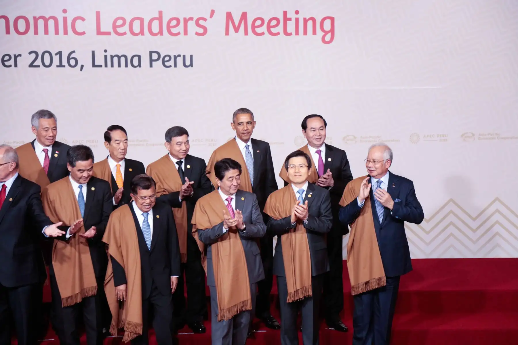 LIMA,PERÚ-NOVIEMBRE 20.Los líderes de las 21 Economías del Foro de Cooperación Económica Asia Pacífico se tomaron esta mañana la fotografía oficial de la reunión Cumbre que se realiza en Lima. Foto: ANDINA/ Carlos Lezama