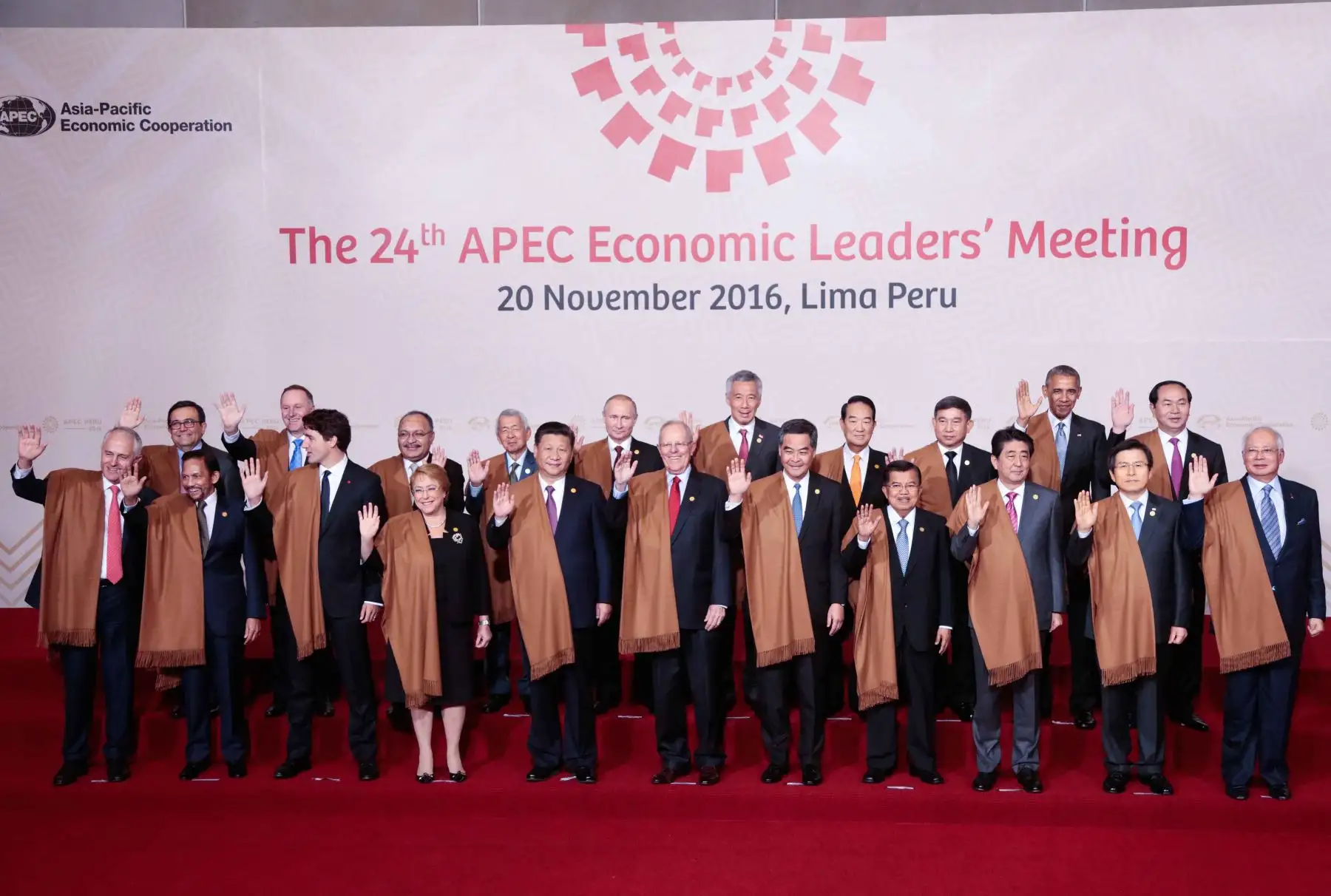 LIMA,PERÚ-NOVIEMBRE 20.Los líderes de las 21 Economías del Foro de Cooperación Económica Asia Pacífico se tomaron esta mañana la fotografía oficial de la reunión Cumbre que se realiza en Lima. Foto: ANDINA/ Carlos Lezama