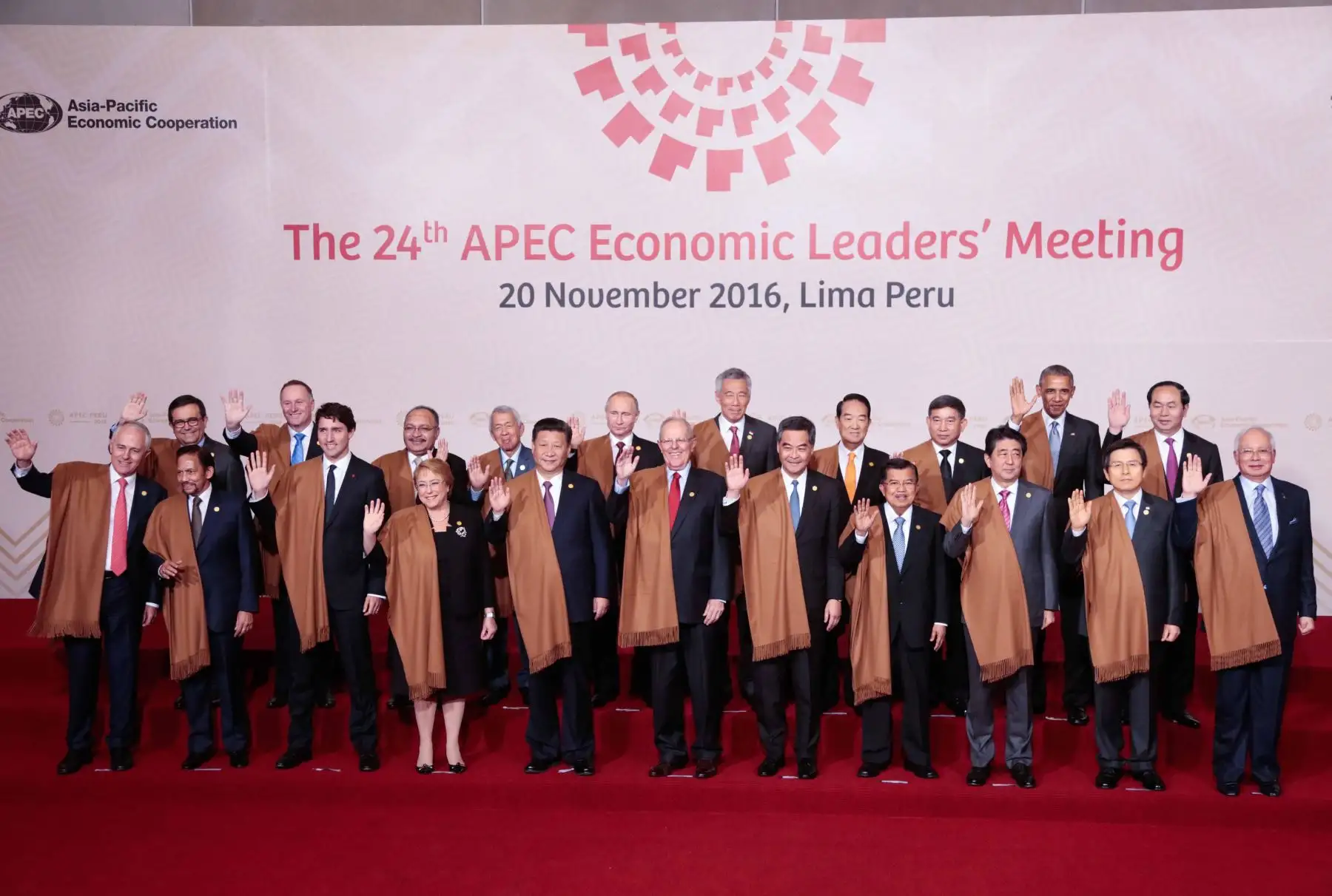 LIMA,PERÚ-NOVIEMBRE 20.Los líderes de las 21 Economías del Foro de Cooperación Económica Asia Pacífico se tomaron esta mañana la fotografía oficial de la reunión Cumbre que se realiza en Lima. Foto: ANDINA/ Carlos Lezama