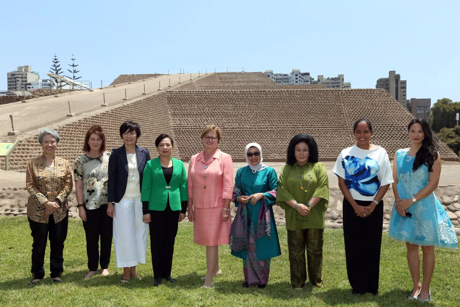 Señora Nancy Lange de Kuczynski, acompañada de las cónyuges de los líderes que participan en la Cumbre APEC 2016, en Lima. Foto: ANDINA/Dante Zegarra