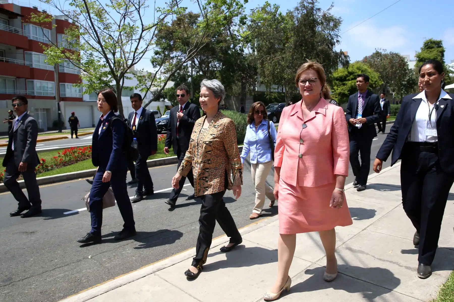 Señora Nancy Lange de Kuczynski, acompañada de las cónyuges de los líderes que participan en la Cumbre APEC 2016, en Lima. Foto: ANDINA/Dante Zegarra