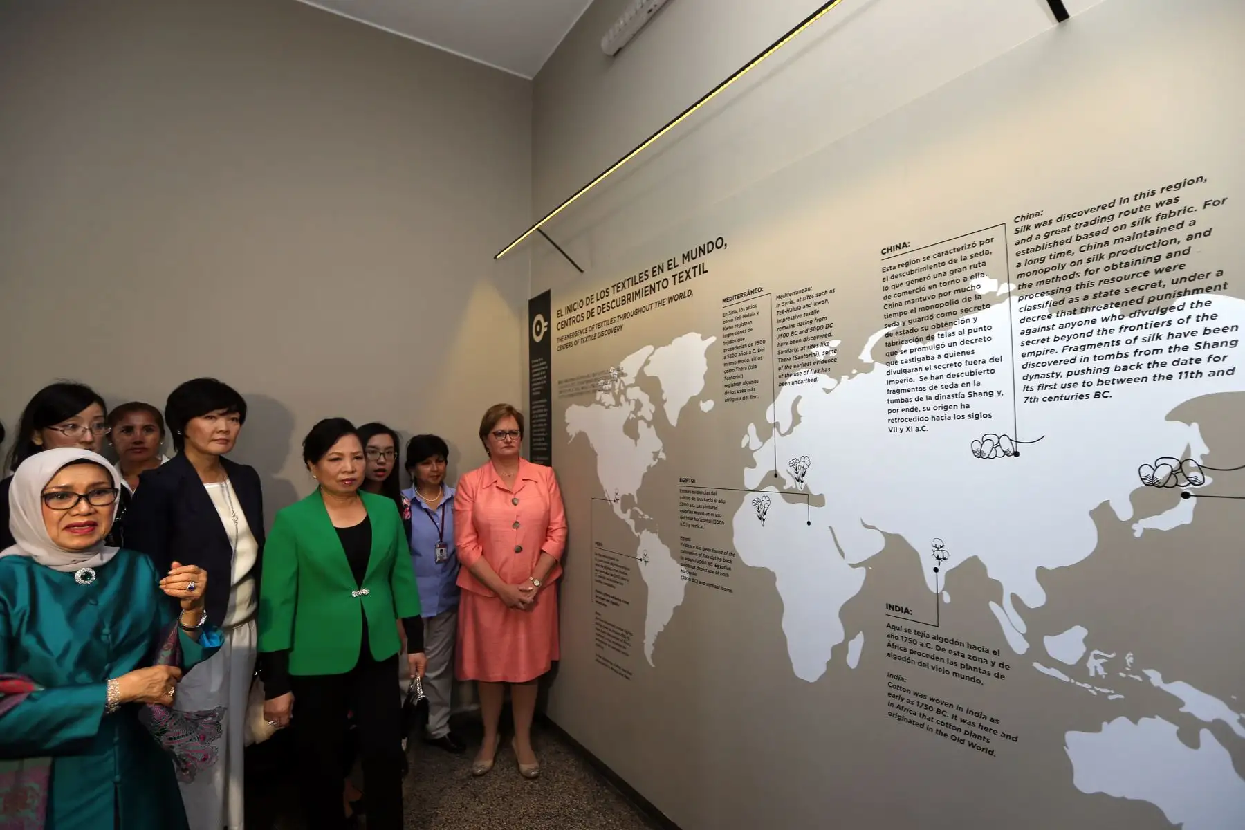 Señora Nancy Lange de Kuczynski, acompañada de las cónyuges de los líderes que participan en la Cumbre APEC 2016, en Lima. Foto: ANDINA/Dante Zegarra