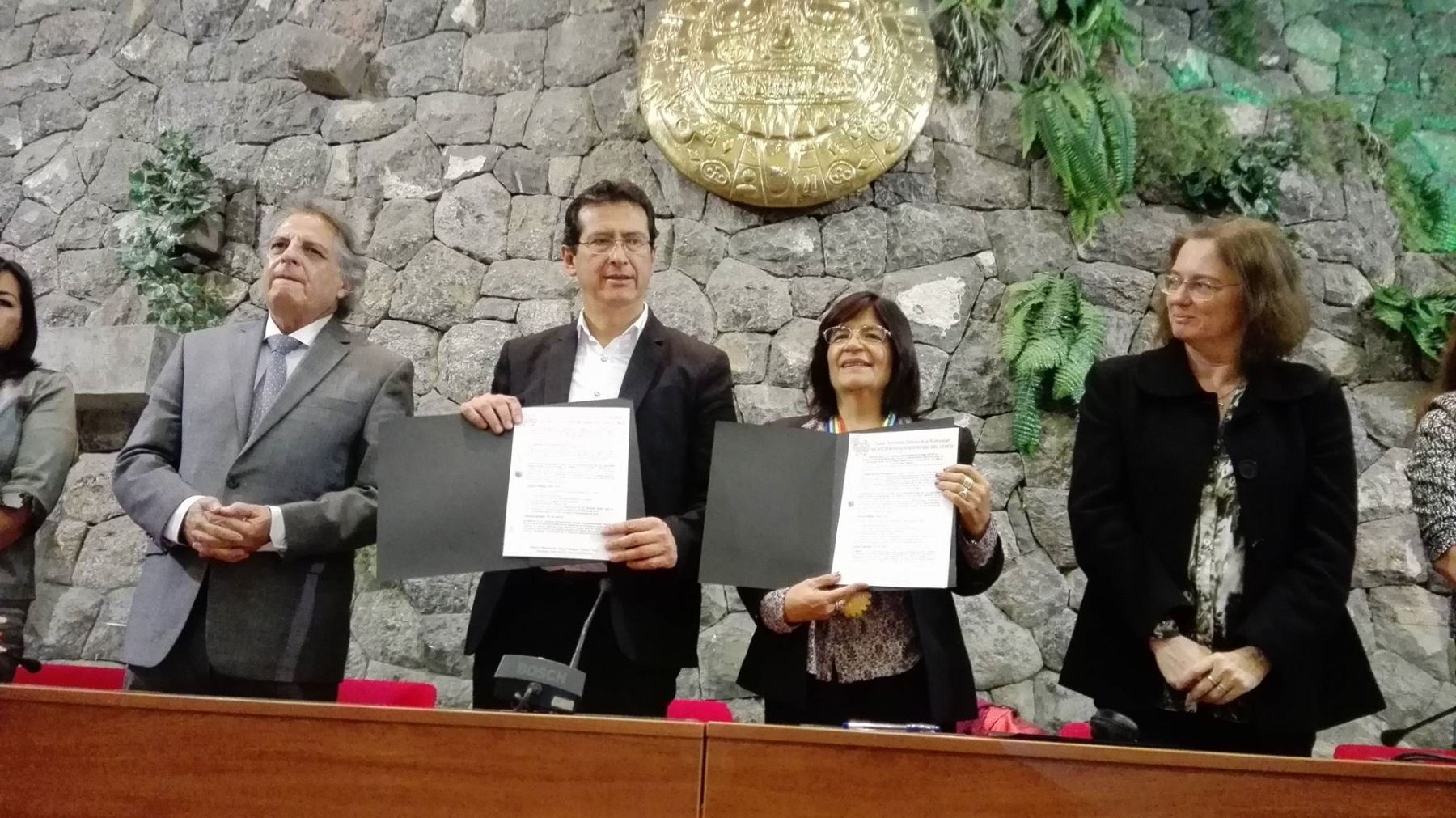 Firmaron el,acuerdo la representante de la Unesco en el Perú, Magaly Robalino Campos, y el alcalde del Cusco, Carlos Mosocos Perea.