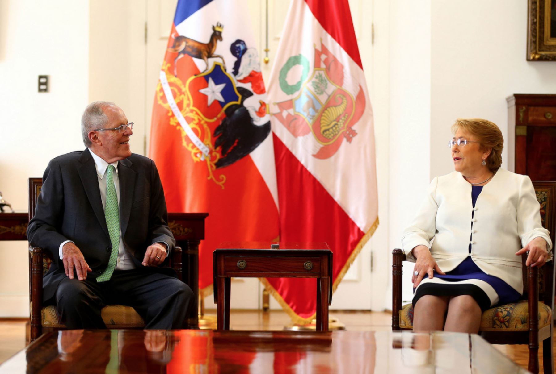 El jefe del Estado peruano, Pedro Pablo Kuczynski, se reúne con la presidenta de Chile, Michelle Bachelet en el Palacio de la Moneda. Foto:ANDINA/ Prensa Presidencia