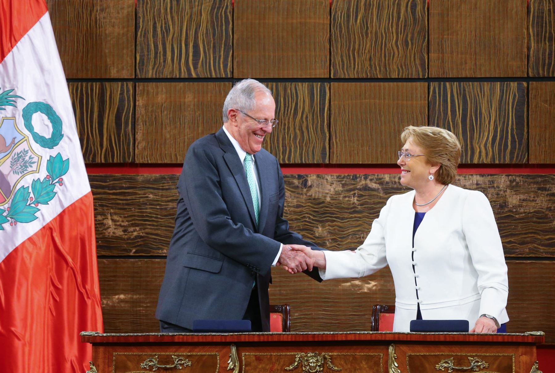El presidente Kuczynski y su homóloga chilena Michelle Bachelet, firman acuerdos bilaterales en Santiago de Chile. Foto: ANDINA/ Prensa Presidencia